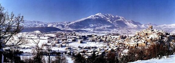 Trekking nelle valli dell’Abruzzo: La Valle Subequana. La Valle Subequana è una delle zone più affascinanti e meno conosciute dell'Abruzzo, un angolo tranquillo dove la natura e la storia si fondono in un paesaggio unico. Questa vallata, solcata dal fiume Aterno, è caratterizzata da dolci colline e borghi pittoreschi che sembrano essersi fermati nel tempo. I piccoli centri abitati che punteggiano la valle sono arroccati sulle pendici montuose, offrendo panorami mozzafiato e un’atmosfera di serenità che pochi luoghi possono vantare. La posizione strategica della valle, che si trova tra il mare Adriatico e il Mar Tirreno, ha fatto sì che fosse abitata fin dai tempi più remoti, e le testimonianze storiche che si trovano qui sono una vera e propria ricchezza culturale. Nel cuore della Valle Subequana si possono scoprire borghi che raccontano storie di una tradizione millenaria. Passeggiando tra le viuzze acciottolate e le piazzette di paesini come Conca del Sannio e altri luoghi del territorio, si ha la sensazione di essere immersi in un’altra epoca, quando i ritmi della vita erano scanditi dal passare delle stagioni e dalle tradizioni locali. La valle è perfetta per chi cerca un’esperienza autentica, lontano dalle mete turistiche più affollate, dove la tranquillità dei borghi e l’accoglienza dei suoi abitanti permettono di vivere un’esperienza davvero intima con la natura e la cultura del posto. Uno degli aspetti più affascinanti della Valle Subequana è la sua connessione con l’arte e la cultura. L'incisore olandese M. C. Escher, noto per la sua straordinaria capacità di rappresentare paesaggi surreali, si innamorò di questi luoghi durante uno dei suoi viaggi in Italia, tanto da inserire alcuni dei suoi scenari nella sua famosa opera "Belvedere". L’impressionante bellezza naturale dei luoghi, con le sue montagne, grotte e vedute spettacolari, è stata una fonte d’ispirazione per questo artista che, con il suo sguardo unico, ha saputo catturare l’anima della valle e renderla immortale nelle sue opere. Oggi, la Valle Subequana rappresenta una meta ideale per gli amanti del trekking, che possono esplorare i suoi sentieri e scoprire luoghi incantevoli in un contesto ancora incontaminato. Le escursioni nella valle permettono di immergersi nella quiete dei boschi, di attraversare antichi ponti di pietra e di salire fino ai rifugi montani che punteggiano il paesaggio. Il trekking nella Valle Subequana è un viaggio alla riscoperta di una natura selvaggia e di una storia che, attraverso i suoi borghi, racconta il legame indissolubile tra l’uomo e la terra. Un’escursione qui non è solo un’attività sportiva, ma un’esperienza che arricchisce l’anima.