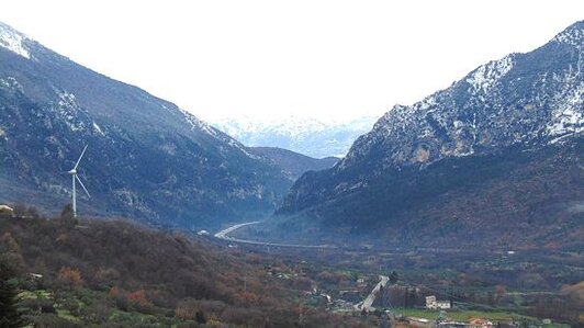 Trekking nelle valli dell’Abruzzo: Valle del Pescara. La Valle del Pescara è una delle destinazioni più affascinanti per gli amanti del trekking, con paesaggi che spaziano dai fiumi cristallini ai monti maestosi, il tutto immerso in un’atmosfera di natura incontaminata. Il fiume Pescara, che attraversa questa vallata, è il protagonista di un ambiente fluviale ricco di biodiversità, dove l’acqua pura e la vegetazione lussureggiante creano un habitat ideale per numerose specie animali. Percorrendo i sentieri che si snodano lungo la valle, i camminatori possono immergersi in una pace silenziosa, dove solo il rumore dell’acqua e il canto degli uccelli interrompono il silenzio. La valle, ai piedi degli Appennini, è anche un punto di partenza ideale per esplorare le riserve naturali e i parchi che la circondano, ognuno con le sue peculiarità ecologiche e storiche. Uno dei luoghi più suggestivi della valle è la Riserva Naturale Regionale Sorgenti del Pescara a Popoli, dove il fiume nasce da polle limpide immerse in un paesaggio montano. Il percorso ad anello che unisce i sentieri di Canapine e Colle Pescara offre un’esperienza unica, conducendo gli escursionisti alla scoperta di uno degli angoli più incontaminati della valle. Il cammino, che attraversa boschi e prati, offre panorami mozzafiato, con il fiume che serpeggia tra le rocce e la vegetazione che cambia con le stagioni, creando un paesaggio in continua trasformazione. Lungo il sentiero, si possono ammirare anche alcuni degli angoli più nascosti della natura, dove il contatto con la flora e la fauna è autentico e coinvolgente. Un altro punto di interesse nella Valle del Pescara è il Parco Nazionale della Majella, che si erge maestoso all’orizzonte. Questa montagna, definita dal poeta Francesco Petrarca “Domus Christi”, ospita numerosi eremi e luoghi di culto, che la rendono una meta ideale per chi è in cerca di tranquillità e spiritualità. Tra i luoghi più suggestivi c'è l’Eremo di Santo Spirito a Majella, un angolo di pace incastonato nella roccia, dove i monaci eremiti si ritirarono nei secoli per meditare. Il trekking qui è un’esperienza che va oltre il semplice cammino, immergendosi nella storia e nella spiritualità che permeano ogni angolo del parco. L’eremo è un luogo di grande fascino, dove l’architettura semplice e armoniosa si fonde perfettamente con il paesaggio circostante, creando un’atmosfera di totale serenità. Il Sentiero Natura della Riserva Naturale Regionale Lago di Penne è una meta ideale per chi cerca un trekking più tranquillo e adatto a tutta la famiglia. Il percorso si snoda lungo la fitta vegetazione che circonda il lago, offrendo scorci panoramici e la possibilità di osservare una ricca varietà di fauna locale, tra cui numerosi uccelli acquatici. Questo sentiero permette di godere della bellezza del paesaggio lacustre, con le sue acque calme che riflettono la vegetazione circostante. La tranquillità del luogo, unita alla varietà di flora e fauna, rende il Lago di Penne una delle gemme naturali più affascinanti della valle. Camminando lungo il lago, ogni passo diventa un’occasione per entrare in contatto con la natura in tutta la sua essenza.