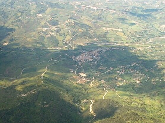 La Valle del Sinello, che prende il nome dall’omonimo fiume, si sviluppa in una delle aree più suggestive dell’Abruzzo, partendo da Fossacesia Marina e risalendo lungo le colline che dominano il paesaggio circostante. Lungo il suo percorso, i visitatori possono ammirare una serie di piccoli borghi che sembrano adagiarvisi, ognuno con il suo carattere unico. I centri storici di Monteodorisio, Carpineto Sinello, Guilmi, Liscia, Montazzoli e Roccaspinalveti si stagliano sulle sommità di rilievi che offrono panorami mozzafiato, ricchi di tradizione e fascino. Le stradine acciottolate, le case in pietra e le chiese storiche di questi borghi raccontano la storia di un passato ben radicato, unito all’atmosfera autentica della vita di montagna. Questa valle è anche un punto di riferimento per le tradizioni gastronomiche locali, che affondano le radici nella cultura agricola e pastorale della regione. Tra i prodotti tipici che più caratterizzano la zona, la ventricina spicca come simbolo della cucina del Vastese. Questo salume, dalla caratteristica stagionatura e dal sapore profumato e leggermente piccante, è un vero e proprio emblema delle tradizioni gastronomiche della valle. Le numerose sagre locali celebrano questa e altre prelibatezze che, insieme al pane fatto in casa e ai formaggi locali, raccontano la ricchezza culinaria del territorio. Uno degli aspetti più affascinanti della Valle del Sinello è la sua storia, che affonda le radici nel Neolitico. A Liscia, infatti, si trova la grotta-santuario di San Michele, un luogo di culto che ha origini antiche, risalenti a periodi remoti in cui si veneravano le acque e le rocce. Questo sito sacro, ancora oggi meta di pellegrinaggi, è un esempio tangibile di come il paesaggio naturale e la spiritualità si siano intrecciati nel corso dei secoli. L'atmosfera mistica di questo luogo incarna l'antica relazione che gli abitanti della valle avevano con il loro territorio, una connessione che ancora oggi si percepisce in ogni angolo della valle. Il territorio della Valle del Sinello è anche un paradiso per gli amanti della natura e delle escursioni. I sentieri che si snodano attraverso i boschi e le colline offrono la possibilità di esplorare un paesaggio incontaminato, fatto di verdeggianti prati, fitti boschi di querce e scorci panoramici che si estendono fino al mare Adriatico. L’ambiente naturale, unito alla quiete dei piccoli borghi, rende questa valle un luogo ideale per chi cerca un’esperienza di tranquillità e immersione nella natura. La Valle del Sinello, con la sua storia, le tradizioni e il suo paesaggio, è una delle zone più autentiche e affascinanti dell’Abruzzo.