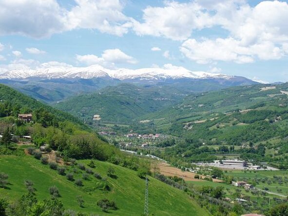 Trekking nelle valli dell’Abruzzo: La Valle del Tordino. Trekking nelle valli dell’Abruzzo: Valle del Tordino. La Valle del Tordino si estende tra dolci colline e imponenti rilievi montuosi, seguendo il corso del fiume che nasce nel cuore del massiccio del Gran Sasso e scorre verso il mare Adriatico. Attraversando paesaggi variegati e incontaminati, la valle offre scenari suggestivi che mutano con le stagioni, regalando agli escursionisti un’esperienza sempre nuova. Le sponde del fiume sono punteggiate da boschi rigogliosi e radure fiorite, dove la natura regna sovrana e si intreccia con la storia millenaria dei borghi che vi si affacciano. Qui il trekking diventa un viaggio tra cultura e biodiversità, un percorso che permette di scoprire le antiche tradizioni locali e le meraviglie naturali di questo angolo d’Abruzzo. Il cammino lungo la valle conduce a Teramo, capoluogo ricco di fascino e testimone di un passato glorioso che si riflette nei suoi monumenti e nelle vestigia romane. Proseguendo verso l’interno, i sentieri si snodano tra colline ricoperte da vigneti e uliveti, regalando panorami aperti su una campagna dal carattere dolce e armonioso. Ogni passo porta alla scoperta di piccoli borghi dove il tempo sembra essersi fermato, con le loro chiese medievali, le piazze silenziose e le antiche dimore in pietra che raccontano storie di un passato contadino e autentico. Avanzando verso l’alta valle, il paesaggio si fa più aspro e selvaggio, anticipando l’ingresso nel Parco Nazionale del Gran Sasso e Monti della Laga. Qui il trekking diventa più avventuroso, con percorsi che attraversano fitti boschi di querce e faggi, radure popolate da cervi e caprioli, e sentieri che si inerpicano fino a raggiungere punti panoramici mozzafiato. Il suono dell’acqua che scorre tra le rocce, il canto degli uccelli e il profumo della terra bagnata dopo la pioggia accompagnano il camminatore in un’immersione totale nella natura più pura e incontaminata. La Valle del Tordino è un luogo dove il tempo sembra rallentare e ogni angolo offre uno spettacolo unico fatto di luci, colori e silenzi suggestivi. Percorrere i suoi sentieri significa entrare in sintonia con l’ambiente, lasciarsi avvolgere dalla bellezza dei paesaggi e riscoprire il piacere di un viaggio lento e autentico. Tra vette imponenti e dolci declivi, tra borghi antichi e corsi d’acqua cristallina, la valle si svela in tutta la sua straordinaria varietà, regalando a ogni visitatore un’esperienza indimenticabile nel cuore più autentico dell’Abruzzo.
