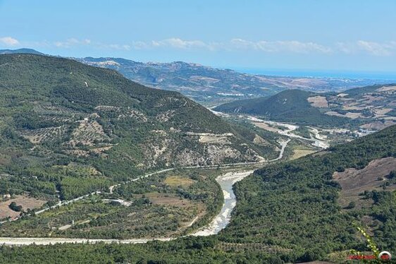 Trekking nelle valli dell’Abruzzo: Valle del Trigno. Trekking nelle valli dell’Abruzzo: Valle del Trigno. La Valle del Trigno si estende tra dolci colline e aspre formazioni rocciose, segnando il confine naturale tra Abruzzo e Molise. Il fiume che le dà il nome scorre sinuoso tra paesaggi suggestivi, modellando nei secoli un territorio ricco di biodiversità e storia. Il suo corso attraversa terre fertili, dove boschi rigogliosi si alternano a campi coltivati e macchia mediterranea, offrendo uno scenario perfetto per il trekking e l’escursionismo. La valle è un luogo in cui la natura si esprime in tutta la sua bellezza, con la presenza di flora e fauna caratteristiche, tra cui orchidee spontanee, querce secolari e rapaci che sorvolano le alture. Camminare lungo i sentieri della valle significa immergersi in un ambiente che conserva il fascino delle epoche passate. I borghi arroccati sulle colline raccontano storie di antiche civiltà, con le loro torri medievali, i resti di templi italici e le chiese in pietra che custodiscono tradizioni secolari. Lungo il percorso, il panorama si apre su vallate ampie e scorci pittoreschi, dove il fiume crea angoli di rara bellezza, tra cascate nascoste e specchi d’acqua cristallina. La varietà del paesaggio offre un’esperienza di trekking che si adatta a ogni livello di escursionista, con percorsi più dolci che attraversano i campi e tracciati più impegnativi che si inerpicano sulle alture. Lungo il cammino si scoprono angoli segreti e meraviglie inaspettate, come il Vallone del Caccavone, dove una cascata di dieci metri precipita tra le rocce, creando uno spettacolo naturale affascinante. La Torre della Fara, sentinella di pietra affacciata sulla valle, rappresenta uno dei simboli del territorio e offre una vista mozzafiato sul paesaggio circostante. La presenza di formazioni rocciose imponenti, come la Morgia, aggiunge un tocco selvaggio al paesaggio, rendendo la valle un luogo perfetto per chi ama la natura incontaminata e le escursioni all’insegna dell’avventura. L’esperienza nella Valle del Trigno si arricchisce con l’incontro delle tradizioni locali e dei sapori autentici della terra. Dopo un lungo cammino, una sosta nelle aziende agricole della zona permette di degustare prodotti biologici e genuini, frutto di un’agricoltura rispettosa dell’ambiente. Qui, il tempo sembra scorrere più lentamente, lasciando spazio alla contemplazione e alla connessione con la natura. Ogni stagione regala colori e atmosfere diverse, trasformando ogni escursione in un’esperienza unica, capace di svelare la vera anima di questa valle affascinante e autentica.