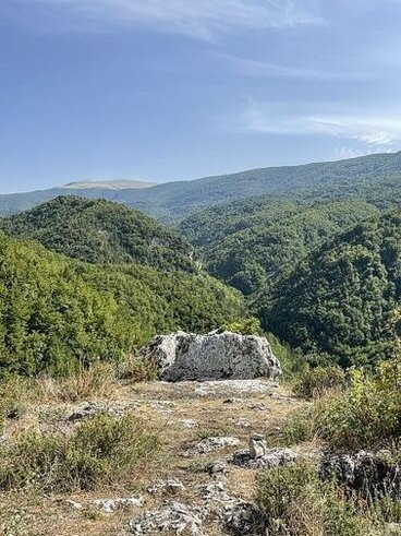 La Valle dell'Alento e la Valle del Foro, situate ai piedi della Majella, offrono un paesaggio incantevole che affascina chi cerca bellezze naturali e storiche in Abruzzo. La Valle dell'Alento si estende a sud di Chieti e, percorrendola, si scoprono borghi ricchi di storia, come Bucchianico, celebre per il suo legame con San Camillo de Lellis, e per il santuario a lui dedicato, meta di numerosi pellegrini. Questa valle è una porta d’ingresso verso il Parco Nazionale della Majella, con paesi come Guardiagrele, Pretoro e la Majelletta che rappresentano il cuore pulsante della montagna abruzzese, offrendo una bellezza naturale straordinaria. A sud di Francavilla al Mare, la Valle del Foro apre il panorama su un territorio ricco di tradizioni e storia. Il fiume Foro scorre attraverso paesaggi suggestivi che conducono a Miglianico, un paese conosciuto per il suo campo da golf, il più grande della costa abruzzese. Continuando il viaggio verso l'entroterra, si giunge a Fara Filiorum Petri, con le sue radici longobarde, e a Pretoro, dove si possono ammirare le botteghe artigiane che lavorano il legno, una tradizione locale ancora ben radicata. Il viaggio risalendo la valle del Foro porta anche a Rapino, il centro per eccellenza della ceramica abruzzese, dove la tradizione dei ceramisti continua a prosperare, con botteghe che producono opere dai colori e motivi tipici della regione. Rapino rappresenta una delle vette dell’artigianato abruzzese, con pezzi che uniscono arte e tradizione. Infine, si arriva a Guardiagrele, una cittadina che è un autentico scrigno di monumenti, tradizione artigianale e cultura, famosa per le lavorazioni in rame e ferro battuto e per il suo dolce tipico, le “Sise delle monache”. La Valle dell’Alento e la Valle del Foro sono luoghi dove la bellezza dei paesaggi si fonde con una storia ricca di tradizioni artigianali, culinarie e religiose. Ogni borgo, con i suoi vicoli medievali e le botteghe che ancora oggi portano avanti mestieri antichi, racconta una parte di Abruzzo che non smette mai di incantare. La quiete dei borghi, il profumo dei prodotti tipici e la bellezza dei luoghi invitano chiunque a scoprire un angolo di Abruzzo che conserva la sua autenticità, fatta di arte, cultura e tradizione.