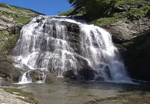Trekking nelle valli dell’Abruzzo: La valle delle Cento Fonti a Cesacastina di Crognaleto. La Valle delle Cento Fonti, situata nel comune di Crognaleto, è una delle meraviglie naturali più affascinanti dei Monti della Laga. Caratterizzata da una geologia arenaro-marnosa, questa valle si distingue per l’abbondanza di acqua che scorre sui suoi pendii. Le numerose fonti e il Fosso dell’Acero, che scende con impeto dalla montagna, creano un paesaggio unico, dove il suono dell’acqua è costante e rinvigorente. L'area è un esempio perfetto di come la geologia possa plasmare un ecosistema ricco e dinamico. Il panorama che si apre dalla valle è incantevole. Ai piedi del Monte Gorzano e delle cime della Laghetta, la valle regala vedute spettacolari, con il Gran Sasso che si erge maestoso all’orizzonte. La catena montuosa, che si estende dal Monte San Franco al Monte Camicia, è un vero e proprio spettacolo naturale, visibile in tutta la sua magnificenza dalle alte quote di Cesacastina. Questi panorami attirano numerosi appassionati di montagna, che trovano in questa zona una perfetta combinazione di bellezza paesaggistica e ricchezza naturale. Il borgo di Cesacastina, che fa da punto di partenza per esplorare la valle, è un caratteristico paese montano che offre una vista incredibile sul Gran Sasso. Passeggiando per le sue vie, i visitatori possono ammirare gli edifici in pietra che raccontano la storia di questo antico insediamento, mentre il belvedere offre uno spettacolo visivo che lascia senza fiato. Cesacastina è il luogo ideale per chi cerca tranquillità, ma anche per chi desidera immergersi in una natura incontaminata, fatta di fiumi, boschi e sentieri da percorrere. La Valle delle Cento Fonti non è solo un’attrazione per escursionisti esperti, ma anche un rifugio per chi cerca pace e contatto diretto con la natura. I sentieri che si dipartono dal borgo conducono i camminatori attraverso boschi e radure, dove il mormorio delle acque e la vista delle imponenti montagne creano un’atmosfera magica. La biodiversità che si trova in questa valle è straordinaria, con una vegetazione lussureggiante e una fauna che, tra cui cervi, cinghiali e numerosi uccelli, trova rifugio in questo angolo di Abruzzo ancora poco contaminato dall’uomo.
