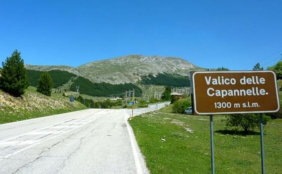 Trekking nelle valli dell’Abruzzo: Il Vallo delle Capannelle. Il Vallo delle Capannelle è una valle suggestiva situata ai piedi dei massicci montuosi della Laga e del Gran Sasso, che rappresenta un affascinante percorso tra la montagna e la storia. La statale 80, conosciuta come la “strada delle Capannelle”, si snoda lungo il fiume Vomano e attraversa paesaggi naturali di grande bellezza, separando le vette delle due montagne più alte d’Abruzzo. Il tratto che collega Teramo con l’Aquila porta i visitatori alla scoperta di numerosi borghi, ognuno con il suo fascino e la sua storia, come Montorio al Vomano, che funge da punto di partenza per esplorare il cuore della regione. Proseguendo lungo la strada, si arriva a Aprati, un piccolo borgo che si distingue per la sua offerta turistica unica. Qui, i visitatori possono soggiornare in antiche case cantoniere ristrutturate dal Parco Gran Sasso-Laga, trasformate in accoglienti alloggi per vacanze. L’area è famosa anche per la sua tradizione gastronomica e per la tranquillità che offre, permettendo ai turisti di immergersi nella natura e nella cultura del luogo. La valle rappresenta un passaggio tra il massiccio della Laga e quello del Gran Sasso, il tetto d’Abruzzo, e costituisce un punto ideale per escursioni ed esplorazioni. Arrivando alla diga artificiale di Provvidenza, una delle due che trattengono le acque del fiume Vomano, si trova l'accesso a un percorso che conduce nella Val Chiarino, un luogo nascosto e intatto, dove la natura è selvaggia e incontaminata. La zona è particolarmente suggestiva durante l’autunno, quando i boschi si colorano di sfumature calde e intense. Da qui, un panoramico sentiero porta verso Assergi, un borgo che affaccia sulle bellezze del Gran Sasso, offrendo una vista mozzafiato su tutta la vallata circostante. Prima di arrivare ad Assergi, si incontra la frazione di San Pietro della Lenca, nota per la sua importanza storica e religiosa. È qui che Papa Giovanni Paolo II celebrò messa durante le sue numerose visite alla montagna d’Abruzzo. Il Vallo delle Capannelle non è solo un percorso naturale, ma anche un viaggio attraverso la spiritualità, la cultura e la storia della regione, rendendolo una meta ideale per chi cerca un’esperienza autentica e ricca di significati.