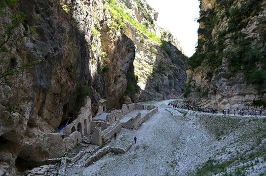 Trekking nelle valli dell’Abruzzo: Fara San Martino e il vallone di Santo Spirito. Fara San Martino e il Vallone di Santo Spirito. Fara San Martino è un borgo che incanta per la sua storia e la sua posizione ai piedi dell’imponente massiccio della Majella. Questo antico paese longobardo è oggi noto per i suoi pastifici, che rappresentano l’eccellenza gastronomica dell’Abruzzo, ma offre anche un paesaggio mozzafiato. La montagna che sovrasta il borgo è una maestosa bastionata calcarea, incisa da due gole naturali, la Valle di Santo Spirito e la Valle Serviera. La bellezza di questi luoghi attira ogni anno numerosi escursionisti, che qui trovano sentieri che si snodano tra le meraviglie naturali del parco. La gola di Santo Spirito è uno dei percorsi più affascinanti e accessibili della zona, frequentata da chi cerca un’immersiva esperienza tra le alte pareti rocciose della Majella. Il primo tratto del sentiero è caratterizzato da pareti strette e imponenti, che creano un’atmosfera unica, quasi irreale. L’escursione è adatta a tutti, ma offre anche, proseguendo, un cammino più impegnativo per gli escursionisti più esperti, che possono percorrere il sentiero fino a salire oltre i 2300 metri, raggiungendo la vetta del Monte Amaro, la cima più alta del massiccio. La valle, con le sue ripide pareti e il paesaggio che cambia man mano che si sale, regala una vista spettacolare sulla regione circostante. Lungo il percorso del Vallone di Santo Spirito, la bellezza naturale lascia spazio a un forte senso di spiritualità e storia, soprattutto con la recente riscoperta dell’antico monastero di San Martino in Valle. Questo monastero, che risale ai secoli IX-XV, si trova poco oltre l’ingresso della gola e rappresenta una testimonianza importante della religiosità e della cultura medievale dell’area. Il monastero, nascosto tra le rocce, aggiunge un valore storico al cammino, permettendo ai visitatori di immergersi non solo nella natura ma anche nella storia che questa terra ha vissuto nei secoli. Fara San Martino e il Vallone di Santo Spirito offrono, dunque, un'esperienza completa: dalla bellezza della natura incontaminata alla storia che emerge dai luoghi antichi. Le escursioni in questa zona sono perfette per chi desidera scoprire l'Abruzzo più autentico, un paesaggio che unisce la maestosità delle montagne con la pace dei luoghi storici e spirituali. In ogni stagione, la valle regala scenari diversi, ma sempre straordinari, dove la natura e la cultura si intrecciano in un’esperienza indimenticabile.