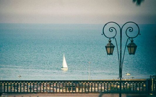 Il mare abruzzese non è solo sinonimo di relax: è anche un terreno perfetto per gli sportivi. Windsurf, vela, immersioni, escursioni in kayak e crociere sono solo alcune delle attività disponibili. Gli appassionati di nautica trovano lungo tutta la costa approdi ben attrezzati, da Martinsicuro a Vasto. Spicca il Marina di Pescara, uno dei più moderni e attrezzati porti turistici del Mediterraneo, con oltre 1.200 posti barca, aree commerciali, eventi sportivi e culturali, regate e spettacoli. È un vero e proprio centro vitale, ideale anche per una passeggiata tra i moli, le barche e i negozi. Inoltre, da segnalare anche Giulianova con il suo porto turistico in pieno centro cittadino.  L’offerta ludico-ricreativa è completata da due grandi parchi acquatici, uno a Tortoreto (Acquapark Onda Blu) e uno a Vasto (Aqualand), tra i più importanti d’Italia.