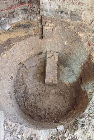 Sito archeologico di via Saline a Spoltore (Pe) Questo luogo, nel quale sono nascoste alcune delle nostre radici, diventa di proprietà dei cittadini di Spoltore e questo vuol dire che sarà il Comune ad autorizzare gli accessi: si potranno così riprendere gli scavi anche in funzione della convenzione firmata con Soprintendenza e università. Il mio augurio è che la prossima amministrazione investa ancora energie su questo luogo». Le prime campagne di scavo sono state condotte in questa località negli anni 2000 e 2001 dalla Soprintedenza Archeologia Belle Arti e Paesaggio per le province di Chieti e Pescara, dirette dal funzionario archeologo Andrea Staffa con il contribuito logistico e finanziario dell'amministrazione comunale, guidata allora dal sindaco Donato Renzetti, e della Fondazione Pescarabruzzo. Secondo la relazione di Enrico Siena del Dipartimento di Storia dell'Univaq, gli scavi hanno permesso l'esatta perimetrazione di un impianto produttivo costituito da diverse fornaci riferibili cronologicamente al II-III secolo d.c. Grazie al lavoro dei volontari della sede di Pescara dell'Archeoclub d'Italia è stato possibile lo scavo integrale di un complesso per la produzione di ceramica, costituito da due fornaci, e la sua sistemazione sotto una bassa tettoia di protezione. Durante la campagna di scavi del 2001 è stata rinvenuta, a un paio di metri dalla fornace più piccola, una tomba dell'eneolitico (databile nella seconda metà del III  a.c.): al suo interno lo scheletro di uomo, morto a circa trent'anni, e una coppia di vasi a corredo. La tomba, complessivamente in ottimo stato di conservazione, è stata integralmente asportata con un'elaborata e costosa "scatola di gesso" e restaurata. Attualmente è esposta nel museo universitario di Chieti. Nel biennio 2011-2012 l'area delle fornaci è stata oggetto di una concessione di scavo alla cattedra di archeologia classica dell'università D'Annunzio di Chieti e Pescara diretta da Oliva Menozzi. L'importanza dei rinvenimenti fanno dell'area archeologica di Santa Teresa la principale della provincia di Pescara e una delle più importanti della costa abruzzese, anche se dall'interruzione degli scavi è inevitabilmente in stato di abbandono millennio.