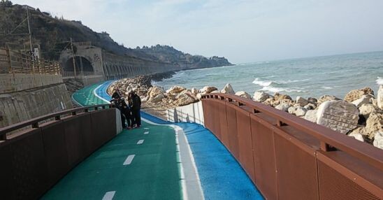 Andare in bici sulla Via Verde della Costa dei Trabocchi Andare in bicicletta sulla Via Verde della Costa dei Trabocchi è un’esperienza che unisce il piacere del movimento all’immersione in uno dei paesaggi costieri più affascinanti d’Italia. Questo percorso ciclopedonale, che si estende lungo il litorale abruzzese da Ortona a Vasto, segue l’ex tracciato ferroviario dismesso, offrendo una prospettiva unica sul mare Adriatico. Ogni curva regala viste spettacolari su spiagge dorate, promontori rocciosi e i caratteristici trabocchi, antiche macchine da pesca che emergono come sculture di legno sull’acqua. La dolcezza del tracciato, con pendenze minime e un fondo ben curato, rende la Via Verde accessibile a tutti, dai ciclisti più esperti a famiglie con bambini. Pedalando lungo il percorso, si attraversano paesaggi naturali di rara bellezza, come la Riserva Naturale di Punta Aderci, dove il verde della terra incontra l’azzurro intenso del mare. Ogni chilometro offre la possibilità di fermarsi, osservare la fauna locale o semplicemente godersi la tranquillità del panorama circostante. La Via Verde non è solo un viaggio nella natura, ma anche un incontro con la cultura e le tradizioni locali. I borghi che si affacciano sulla pista, come San Vito Chietino, Fossacesia e Rocca San Giovanni, sono scrigni di storia e offrono l’opportunità di scoprire l’autenticità dell’Abruzzo. Fermarsi in uno di questi paesi significa immergersi in un’atmosfera accogliente, dove è possibile assaporare i prodotti tipici del territorio, come il pesce fresco, il vino Montepulciano e l’olio extravergine di oliva, simboli della tradizione gastronomica locale. Percorrere la Via Verde della Costa dei Trabocchi è molto più di una semplice attività sportiva; è un modo per connettersi con un territorio che racchiude storia, cultura e natura in perfetto equilibrio. Ogni pedalata invita alla scoperta, stimola la riflessione e regala momenti di autentica serenità. La fusione tra l’incanto del paesaggio e la dolce fatica del viaggio rende questa esperienza indimenticabile, un’occasione per vivere l’Abruzzo in tutta la sua genuina bellezza.