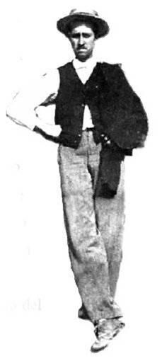 Vincenzo Alicandri, nato a Sulmona il 21 maggio 1871, rappresenta una figura di spicco nel panorama artistico abruzzese tra la fine dell’Ottocento e la prima metà del Novecento. Figlio di Giuseppe Alicandri, un commerciante, e Clorinda Vitto, completò il suo percorso scolastico nel 1888 conseguendo la Licenza Tecnica, ma fin da giovane mostrò una spiccata vocazione artistica. Nonostante le poche informazioni disponibili sulla sua formazione, si sa che a fine Ottocento si trasferì a Pescara, dove iniziò una fruttuosa collaborazione con Basilio Cascella. Insieme, i due artisti fondarono uno stabilimento litografico, che trasformò questa tecnica in una vera e propria forma d’arte. Alicandri contribuì a elevare la litografia da semplice mezzo di riproduzione a espressione creativa, rendendo le sue opere un punto di riferimento per il dibattito artistico dell’epoca. La collaborazione con Cascella proseguì con la partecipazione di Alicandri alla rivista “Illustrazione Abruzzese”, un progetto culturale che divenne un punto di svolta nella sua carriera. Attraverso questa rivista, l’artista poté mettere in mostra la sua maestria nella grafica e nel disegno, contribuendo alla creazione di alcune delle più significative produzioni litografiche dell’Abruzzo. Nel 1905 realizzò una serie di disegni caratterizzati da un innovativo uso dell’effetto pastello, oggi conservati presso il Museo Civico “Cascella” e la Biblioteca Provinciale di Pescara. Le sue creazioni per la rivista, assieme a cartoline e stampe, testimoniano la sua capacità di fondere tecnica e sensibilità artistica, ponendolo tra i principali interpreti dell’arte grafica abruzzese. Negli anni successivi, Alicandri partecipò a diverse mostre e manifestazioni artistiche che consolidarono la sua reputazione. Nel 1932 espose il suo celebre dipinto “I Prati di Tivo” alla “Mostra dell’Abruzzo e del Molise” a L’Aquila. Nel 1935 fu chiamato a Sulmona per affrescare la Direzione della Banca Agricola con un ciclo pittorico dedicato alle Quattro Stagioni, mentre ad Avezzano, in collaborazione con Francesco Antonio Bianchi, decorò il prestigioso Palazzo Torlonia. Questi lavori dimostrano la versatilità dell’artista, capace di spaziare tra litografia, pittura a olio e decorazioni murali, sempre mantenendo una cifra stilistica personale che combinava tradizione e modernità. Lo stile pittorico di Alicandri si distingue per un equilibrio tra realismo e sensibilità romantica. Le sue opere, spesso ispirate alla scuola napoletana e michettiana, riflettono l’influenza delle sue esperienze litografiche, con una precisione quasi fotografica che non sacrifica però l’emozione e il calore espressivo. Tra le sue opere più rappresentative si annovera il Parlatorio delle Monache, custodito nel Museo Diocesano di Arte Sacra presso la Chiesa di Santa Chiara di Sulmona. Questo lavoro esemplifica la capacità dell’artista di catturare l’essenza del soggetto, arricchendola con una profondità emotiva che rende ogni opera unica. Vincenzo Alicandri trascorse gli ultimi anni della sua vita a Torino, dove si spense l’8 giugno 1955. La sua eredità artistica, che abbraccia litografia, grafica e pittura, costituisce un prezioso patrimonio per l’Abruzzo e per l’arte italiana in generale. Alicandri non fu soltanto un interprete del suo tempo, ma un innovatore che seppe tradurre le influenze della sua epoca in un linguaggio personale, lasciando un segno indelebile nella storia culturale della sua terra natale.