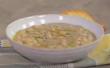 Per preparare la zuppa di ceci e castagne, iniziate mettendo i ceci secchi a bagno in acqua per almeno 12 ore, in modo che si ammorbidiscano e cuociano più facilmente. Nel frattempo, preparate le castagne, incidendole con un coltello e sbollentandole per qualche minuto in acqua bollente. Dopo averle scolate, rimuovete la buccia esterna e la pellicina interna. In una pentola capiente, scaldate un filo di olio extravergine d'oliva e fate soffriggere la cipolla tritata e l’aglio schiacciato fino a che non diventino dorati, sprigionando il loro aroma. Quando il soffritto è pronto, aggiungete i ceci scolati e le castagne pelate. Mescolate bene per far insaporire gli ingredienti nel soffritto. A questo punto, versate il brodo vegetale caldo o, se preferite, dell’acqua, fino a coprire completamente i legumi e le castagne. Aggiungete anche il rametto di rosmarino e la foglia di alloro per arricchire il piatto con un profumo aromatico. Fate cuocere a fuoco lento per circa un'ora e mezza, mescolando di tanto in tanto e aggiungendo brodo o acqua se necessario per mantenere la zuppa morbida. Mentre la zuppa cuoce, i ceci diventeranno teneri e le castagne si ammorbidiranno, rilasciando i loro succhi dolci nel brodo, che acquisirà una consistenza ricca e saporita. A metà cottura, aggiustate di sale e pepe a piacere per equilibrare i sapori. Durante la cottura, assicuratevi che la zuppa non diventi troppo densa; se necessario, aggiungete un po’ di brodo per raggiungere la consistenza desiderata. Una volta che la zuppa è pronta, rimuovete il rametto di rosmarino e la foglia di alloro. Servite la zuppa calda, completando con un filo di olio extravergine d’oliva a crudo per un tocco di freschezza. La zuppa di ceci e castagne è un piatto perfetto per i mesi più freddi, che racchiude il sapore rustico e accogliente della cucina tradizionale abruzzese, ideale per un pranzo nutriente e confortante.