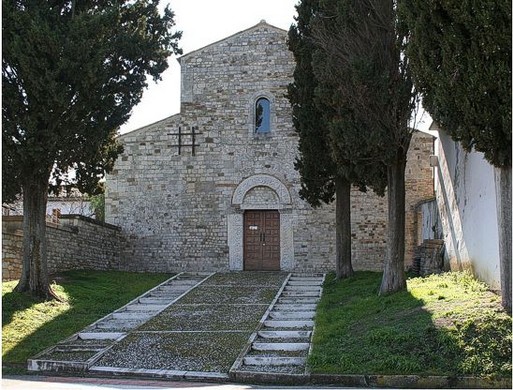 L'Abbazia di San Clemente al Vomano a Notaresco (Te) Guardia Vomano (Te). Chiesa di San Clemente a Vomano. La Chiesa di San Clemente al Vomano di Guardia Vomano, frazione di Notaresco (Teramo), faceva parte di un complesso monastico e la sua fondazione sembra risalire all'anno 871 ad opera di Ermengarda, figlia dell’imperatore longobardo Ludovico II. L’edificio che oggi vediamo è quello quasi completamente ricostruito nella prima metà del XII secolo, dopo che il convento, a seguito di un periodo di decadenza, fu dismesso e poi distrutto. All’interno, protetti, sono ancora visibili i resti dell’antico edificio. La nuova chiesa fu costruita secondo canoni architettonici benedettini, con tre navate terminanti ciascuna con un’abside semicircolare. Le navate, con copertura lignea a vista, sono separate da colonne in laterizio che sostengono le poderose arcate a tutto sesto. In corrispondenza della navata centrale, nella zona presbiteriale sopraelevata sulla sottostante cripta, fa bella mostra di sé un ciborio tra i più antichi d'Abruzzo (sec.XI), opera di una della più importanti botteghe scultoree abruzzesi. Nell’ampia cripta restaurata di recente è conservata una statua di San Clemente. All’esterno la struttura è rinforzata da due contrafforti in muratura e la facciata principale è rivestita di conci di pietra irregolari; il bel portale, risalente al 1108, ha conservato le sue caratteristiche peculiari, impreziosito da sapienti decorazioni scultoree rappresentanti tralci avvolgenti, grandi rose e foglie di vari tipi e grandezze. All'interno del centro abitato è la Chiesa di S.Rocco. Guardia Vomano si trova a circa 15 Km. dalla costa adriatica, (vedi mappa) e la si raggiunge percorrendo la S.S. 150 lungo la valle del fiume Vomano che collega Roseto degli Abruzzi (Teramo) a Montorio al Vomano. All'interno di San Clemente è stata utilizzata nell'ultimo periodo del XVI secolo come sigillo per la cripta. La parte del pavimento più vicina all'ingresso è stata recentemente rimossa e ripristinata mediante un piano di calpestio trasparente per rendere fruibili all'osservazione gli ambienti sottostanti. Si tratta di una serie di piccole camere utilizzate come sepolture riportate alla luce. Per lungo tempo la chiesa è stata utilizzata anche come cimitero. Il ciborio della Chiesa di San Clemente al Vomano a Guardia Vomano: Il ciborio è stato definito da Giovanni Travagli: «gioiello d'arte medioevale … rimasto quasi intatto, attraverso i secoli, … quasi avesse, per intima natura della sua arte, trionfato del tempo e degli uomini!”». Datato intorno alla metà del XII secolo, la critica più recente lo colloca tra gli anni 1140 e il 1150. Per la sua artistica eleganza è considerato tra i più monumentali e antichi tra quelli dell'arte romanica in Abruzzo. Fu interamente realizzato e firmato dalla bottega di Ruggero e Roberto, padre e figlio, e reca scolpita sul fregio la frase: «PLVURIBVS EXPERTVS FVT IC CVM PATRE ROBERTV (…) ROGERIO DVURAS REDDENTES ARTE FIGVRAS». Da ciò si deduce che il maggior artefice dell'opera fu il figlio Roberto aiutato dal padre Ruggero. Si eleva solenne davanti all'abside centrale della chiesa a copertura dell'altare maggiore. Le decorazioni danno parvenze di arti islamiche e bizantine armonizzate dai maestri esecutori. Il materiale impiegato per la realizzazione del manufatto è semplice terracotta, molto duttile, che, con semplice scalfitura, ha consentito di dar vita a ricche decorazioni, molteplici trafori, intrecci geometrici con figure antropomorfe e zoomorfe. L'intero baldacchino all’interno della Chiesa di San Clemente al Vomano a Guardia Vomano si sviluppa da una pianta rettangolare con volta "ellissoidale" sostenuta da quattro colonnine di calcare che terminano con capitelli uguali due a due. I posteriori sono di gusto corinzio, gli anteriori hanno la forma di tronchi di piramidi rovesciate con sculture che affiorano tra foglie di palma. La porzione dei frontali è costituita dalla congiunzione di due archi accostati a ferro di cavallo, pensili nel mezzo, che nel punto più basso di unione mostrano due piccole teste di animali. Sovrastano la composizione ovoidale due tamburi ottagonali appoggiati, l'uno sull'altro, al di sopra del perimetro d'imposta. Essi hanno di diverse misure e sono disposti in modo che gli spigoli del superiore coincidano con il centro dei lati di quello inferiore, che è di maggiori dimensioni. Entrambi hanno il decoro di un piccolo porticato. Il tamburo più grande è traforato con colonnine e archetti incrociati; il più piccolo ha colonnine binate e archetti semplici che racchiudono un motivo floreale al loro interno. La sommità si arricchisce di una modesta copertura piramidale che termina con quattro elementi decorativi riuniti al centro dove era alloggiato il Divino Agnello.
