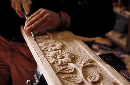 L'Artigianato abruzzese L’artigianato abruzzese rappresenta una straordinaria testimonianza della tradizione e dell’ingegno della regione, un legame profondo tra passato e presente. Ogni angolo dell’Abruzzo racconta storie attraverso opere d’arte create da mani esperte che hanno saputo conservare tecniche e saperi antichi. Uno degli ambiti più celebri è la lavorazione della ceramica. Tra i centri più importanti spicca Castelli, rinomata in tutto il mondo per le sue maioliche decorate a mano con motivi floreali, geometrici e scene di vita quotidiana. Gli artigiani locali continuano a utilizzare metodi tramandati di generazione in generazione, valorizzando colori e disegni che rispecchiano il territorio e la sua cultura. Di grande pregio è anche l’arte della lavorazione del ferro battuto, tipica delle aree montane. Fabbri esperti modellano a caldo cancelli, lampade e altri oggetti, dando vita a opere di straordinaria bellezza e resistenza. Questa tradizione, radicata nella vita rurale, trova il suo apice in laboratori che combinano creatività e funzionalità. Un altro settore emblematico è quello della tessitura. La produzione di merletti e ricami, soprattutto quelli di Pescocostanzo, si distingue per l’eleganza e la finezza dei dettagli. I famosi merletti al tombolo rappresentano una delle forme d’arte più delicate e raffinate, simbolo della pazienza e della maestria delle artigiane abruzzesi. Anche il legno è un materiale protagonista nell’artigianato regionale. Gli ebanisti abruzzesi si dedicano alla creazione di mobili e oggetti decorativi, molti dei quali presentano intagli che richiamano motivi religiosi o naturali. Inoltre, l’arte della scultura del legno è strettamente legata alle tradizioni religiose, con la realizzazione di statue sacre e presepi. Di notevole interesse è l’oreficeria, un’attività che affonda le sue radici nel Medioevo. L'Abruzzo vanta gioielli di rara bellezza, come la "Presentosa", un ciondolo femminile di antica tradizione, simbolo di amore e augurio. Le tecniche di lavorazione, come l’incastonatura e la filigrana, mostrano un’altissima competenza tecnica e artistica. L’artigianato abruzzese, dunque, non è solo un insieme di abilità manuali, ma anche un’espressione di identità culturale. Attraverso i materiali, i disegni e le tecniche, gli artigiani raccontano la storia e l’anima di una terra unica, in cui passato e presente si fondono per dare vita a opere di inestimabile valore.