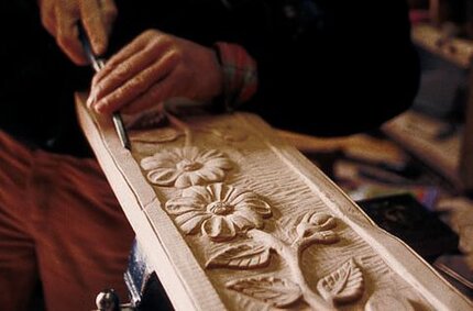 L'Artigianato in Abruzzo. L’artigianato abruzzese rappresenta una straordinaria testimonianza della tradizione e dell’ingegno della regione, un legame profondo tra passato e presente. Ogni angolo dell’Abruzzo racconta storie attraverso opere d’arte create da mani esperte che hanno saputo conservare tecniche e saperi antichi. Uno degli ambiti più celebri è la lavorazione della ceramica. Tra i centri più importanti spicca Castelli, rinomata in tutto il mondo per le sue maioliche decorate a mano con motivi floreali, geometrici e scene di vita quotidiana. Gli artigiani locali continuano a utilizzare metodi tramandati di generazione in generazione, valorizzando colori e disegni che rispecchiano il territorio e la sua cultura. Di grande pregio è anche l’arte della lavorazione del ferro battuto, tipica delle aree montane. Fabbri esperti modellano a caldo cancelli, lampade e altri oggetti, dando vita a opere di straordinaria bellezza e resistenza. Questa tradizione, radicata nella vita rurale, trova il suo apice in laboratori che combinano creatività e funzionalità. Un altro settore emblematico è quello della tessitura. La produzione di merletti e ricami, soprattutto quelli di Pescocostanzo, si distingue per l’eleganza e la finezza dei dettagli. I famosi merletti al tombolo rappresentano una delle forme d’arte più delicate e raffinate, simbolo della pazienza e della maestria delle artigiane abruzzesi. Anche il legno è un materiale protagonista nell’artigianato regionale. Gli ebanisti abruzzesi si dedicano alla creazione di mobili e oggetti decorativi, molti dei quali presentano intagli che richiamano motivi religiosi o naturali. Inoltre, l’arte della scultura del legno è strettamente legata alle tradizioni religiose, con la realizzazione di statue sacre e presepi. Di notevole interesse è l’oreficeria, un’attività che affonda le sue radici nel Medioevo. L'Abruzzo vanta gioielli di rara bellezza, come la "Presentosa", un ciondolo femminile di antica tradizione, simbolo di amore e augurio. Le tecniche di lavorazione, come l’incastonatura e la filigrana, mostrano un’altissima competenza tecnica e artistica. L’artigianato abruzzese, dunque, non è solo un insieme di abilità manuali, ma anche un’espressione di identità culturale. Attraverso i materiali, i disegni e le tecniche, gli artigiani raccontano la storia e l’anima di una terra unica, in cui passato e presente si fondono per dare vita a opere di inestimabile valore.