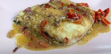Il Baccalà con peperoni è un piatto che incarna perfettamente la cucina tradizionale della provincia di Pescara, una regione che vanta una ricca varietà di prodotti tipici. La preparazione inizia con il baccalà, un ingrediente simbolo della tradizione gastronomica abruzzese, che veniva spesso consumato durante i periodi di magro. Il baccalà, pesce essiccato e salato, è noto per la sua capacità di conservazione e per la sua consistenza unica che, una volta cotto, diventa morbido e saporito, in grado di assorbire gli aromi degli altri ingredienti con cui viene preparato. Un altro elemento distintivo di questa ricetta è l'uso dei peperoni, che in Abruzzo sono apprezzati per la loro dolcezza e la loro versatilità. I peperoni abruzzesi sono spesso coltivati localmente e sono un ingrediente fondamentale in molti piatti regionali. In questa ricetta, i peperoni vengono tagliati a strisce sottili e cucinati con olio extravergine d'oliva, altro prodotto di punta della regione, che conferisce al piatto un sapore ricco e un aroma inconfondibile. L'olio extravergine di oliva abruzzese è noto per la sua alta qualità, fruttato e leggermente piccante, che esalta ogni piatto con cui viene utilizzato. La preparazione prosegue con l'aggiunta di cipolla e aglio, ingredienti che in Abruzzo non mancano mai in molte ricette tradizionali. La cipolla abruzzese, dolce e delicata, è perfetta per creare il soffritto che costituisce la base della preparazione. L’aglio, aromatico e deciso, si sposa con la cipolla, arricchendo ulteriormente il sapore del piatto. Questi ingredienti, insieme ai peperoni, danno vita a una base saporita e fragrante che accompagnerà il baccalà, permettendo ai sapori di amalgamarsi al meglio. Infine, il prezzemolo fresco tritato, un altro prodotto che cresce rigoglioso nella regione, completa il piatto con una nota di freschezza. Il Baccalà con peperoni rappresenta così un perfetto equilibrio tra i prodotti tipici della provincia di Pescara: il pesce, i peperoni, l'olio extravergine d'oliva, l'aglio, la cipolla e il prezzemolo, tutti ingredienti che, pur nella loro semplicità, raccontano la storia di una cucina genuina e ricca di sapori autentici, che affonda le sue radici nella tradizione agricola e marinara dell'Abruzzo.
