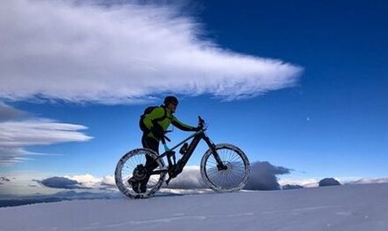 Vacanza attiva in mountain bike in Abruzzo. Fra tutte le modalità d’approccio al territorio della vacanza attiva, in Abruzzo il mountain biking è quella di maggior successo e diffusione. Un successo motivato dalla bellezza spesso selvaggia della sua natura, dei suoi borghi antichi e remoti, dei suoi paesaggi fuori del tempo, dalla natura estremamente varia, mossa e spesso tormentata della sua orografia, e infine dal numero infinito di antichi percorsi, strade montane e interpoderali, sterrati, mulattiere, carrarecce agricole e forestali, viottoli e ogni genere di vie minori di collegamento che coprono – come una finissima ragnatela – lo sterminato territorio naturale abruzzese collinare e montano. La mountain bike diventa allora il modo più diretto per scoprire – o riscoprire – questo patrimonio rispettando i suoi silenzi e la sua dignità. Pedalando lungo gli infiniti possibili itinerari della costa o sull’aspra montagna, sulle dolci colline o ai margini degli impressionanti calanchi, attorno ai laghi o lungo gli argini verdeggianti dei torrenti, tra le faggete solenni o sulle brughiere degli sterminati altipiani, l’emozione sarà forte e indimenticabile tanto per i neofiti che per gli “arrampicatori” più esperti e incalliti.