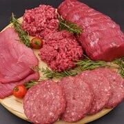 La tradizione pastorale abruzzese ha da sempre rappresentato un elemento centrale nella cultura e nell’economia della regione, influenzando profondamente la gastronomia locale. Le carni provenienti dagli allevamenti di pecore, capre e bovini, allevati nei pascoli montani e collinari, sono alla base di piatti tipici che raccontano la storia e i sapori autentici dell’Abruzzo. La cura nella selezione degli animali e i metodi tradizionali di allevamento garantiscono una qualità superiore delle carni, caratterizzate da sapori intensi e genuini, che riflettono il legame stretto tra uomo, ambiente e natura. Nella cucina abruzzese, le carni pastorali sono protagoniste di ricette semplici ma ricche di gusto, come l’arrosticino di pecora, le grigliate miste e i sughi saporiti che accompagnano la pasta fatta in casa. Questi piatti non sono solo espressione di una cultura alimentare millenaria, ma anche simbolo di convivialità e tradizione, tramandati di generazione in generazione. Grazie a questa eredità pastorale, l’Abruzzo continua a offrire esperienze gastronomiche uniche, in cui la qualità delle materie prime e il rispetto per il territorio si fondono in sapori autentici e indimenticabili.