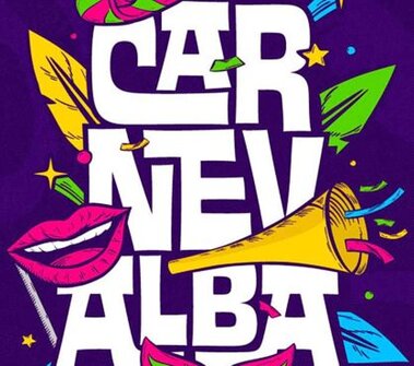 Carnevale Estivo ad Alba Adriatica (Te) Il Carnevale Estivo di Alba Adriatica è una delle manifestazioni più spettacolari e attese dell’estate abruzzese, capace di trasformare il lungomare in un’esplosione di colori, musica e divertimento. Nato nel 1993, questo evento è cresciuto nel tempo fino a diventare un appuntamento imperdibile per turisti e residenti, che ogni anno si lasciano coinvolgere dall’atmosfera di festa e dalla straordinaria energia che pervade la città. La sfilata si svolge nella prima metà di agosto e richiama decine di migliaia di persone, affascinate dai carri allegorici, dai costumi sfarzosi e dalle coreografie spettacolari. Il cuore della manifestazione è la grande sfilata che percorre il lungomare Marconi, un lungo serpentone mascherato che si snoda per chilometri, animato da gruppi folcloristici, ballerini e artisti di strada. L’evento è caratterizzato da una straordinaria varietà di tematiche, che ogni anno si rinnovano per offrire al pubblico uno spettacolo sempre originale e coinvolgente. La creatività e l’impegno degli organizzatori permettono di mettere in scena uno spettacolo unico, in cui la tradizione del carnevale si fonde con l’energia tipica delle feste estive. Oltre alla sfilata, il Carnevale Estivo è un’occasione per celebrare la cultura e le tradizioni del territorio, grazie alla partecipazione di gruppi provenienti da diverse città italiane, famose per le loro storiche manifestazioni carnevalesche. Il coinvolgimento di associazioni come quella di Putignano, Misterbianco, Porto San Giorgio e Ancona contribuisce a rendere l’evento un vero e proprio festival del folclore, arricchito da scenografie straordinarie e costumi curati nei minimi dettagli. Questo scambio culturale rende il Carnevale Estivo non solo un evento di intrattenimento, ma anche una rievocazione della grande tradizione carnevalesca italiana. Negli ultimi anni, la manifestazione ha saputo rinnovarsi, introducendo nuove forme di spettacolo e temi originali. Un esempio significativo è stata l’edizione dedicata all’arte culinaria abruzzese, che ha portato in scena costumi ispirati alle eccellenze gastronomiche della regione. Attraverso questa particolare sfilata, il Carnevale ha celebrato la ricchezza enogastronomica dell’Abruzzo, unendo il fascino della tradizione al desiderio di valorizzare le radici culturali del territorio. Questo connubio tra spettacolo e identità locale ha reso l’evento ancora più apprezzato e sentito dalla comunità. Il Carnevale Estivo di Alba Adriatica è oggi uno degli eventi più rappresentativi del folclore popolare in provincia di Teramo, un appuntamento che ogni anno illumina l’estate con la sua magia e la sua energia travolgente. La partecipazione di migliaia di spettatori, il coinvolgimento delle realtà locali e l’impegno degli organizzatori rendono questa festa un simbolo di convivialità e allegria. Con la sua capacità di rinnovarsi e stupire, il Carnevale Estivo continua a essere una delle manifestazioni più amate della costa adriatica, un evento che unisce spettacolo, tradizione e passione in un’unica, straordinaria celebrazione.