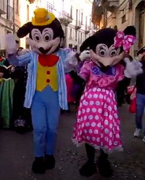 Il Carnevale Abruzzese a Pianella, in provincia di Pescara, rappresenta una delle tradizioni più vivaci e affascinanti della regione. Questo evento annuale, che si celebra durante il periodo che precede la Quaresima, affonda le radici in una storia antica che mescola elementi religiosi e popolari. Le strade del paese si trasformano in un palcoscenico di colori, suoni e costumi, dove le tradizioni locali vengono rinnovate ogni anno con entusiasmo e partecipazione. Il Carnevale di Pianella non è solo una festa, ma un vero e proprio rito collettivo che coinvolge tutta la comunità. Nel corso dei secoli, il Carnevale di Pianella ha mantenuto una forte connessione con le antiche tradizioni contadine e rurali. Le maschere, una delle caratteristiche distintive di questa festa, sono spesso legate a figure mitologiche, ma anche a personaggi tipici della vita quotidiana. L’uso delle maschere è simbolico, in quanto permette a chi le indossa di vivere una temporanea libertà dalle convenzioni sociali, creando un legame profondo con la storia popolare del territorio. In molti casi, le maschere sono fatte a mano, utilizzando materiali poveri, ma con grande attenzione ai dettagli e alla tradizione. Un altro aspetto affascinante di questo carnevale è la musica, che riveste un ruolo fondamentale nella sua celebrazione. Le bande musicali, con i loro strumenti tradizionali, accompagnano i carri allegorici che percorrono le vie di Pianella, offrendo spettacoli di grande suggestione. La musica, insieme ai balli tipici e alle danze popolari, crea un’atmosfera di festa unica, dove la comunità si unisce in un abbraccio di allegria. Ogni anno, il corteo di Carnevale si arricchisce di nuove invenzioni, ma senza mai perdere il legame con il passato. Le tradizioni culinarie non mancano durante il Carnevale a Pianella, dove le famiglie si ritrovano per condividere piatti tipici della stagione. La cucina abruzzese, con le sue ricette semplici ma ricche di sapore, è protagonista delle tavole imbandite. Le frittelle di Carnevale, in particolare, sono un dolce che non può mancare, preparato con farina, zucchero e aromi, spesso fritto e cosparso di zucchero a velo. Questi piatti sono parte integrante di un Carnevale che si fa anche esperienza gastronomica, dove il gusto diventa uno dei veicoli principali della tradizione popolare. Il Carnevale di Pianella è quindi un evento che celebra l’identità abruzzese in tutte le sue sfaccettature. Unisce la comunità attorno a una tradizione che resiste nel tempo, mantenendo vivo il legame tra le generazioni e permettendo a chi partecipa di immergersi in un’atmosfera di festa, musica, maschere e sapori. È una festa che racconta la storia di una terra ricca di cultura e tradizioni, e che, anno dopo anno, continua ad affascinare e coinvolgere chiunque abbia il privilegio di viverla.