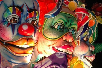 Il Carnevale di Teramo (Te) Il folklore popolare della provincia di Teramo è un intreccio di tradizioni che si radicano profondamente nelle tradizioni rurali, religiose e culturali del territorio. Le sue manifestazioni sono il cuore pulsante della vita comunitaria, unisce passato e presente attraverso eventi che coinvolgono attivamente le persone di tutte le età, e che celebrano i cicli stagionali, la devozione e le antiche usanze. Le tradizioni religiose sono un pilastro centrale del folklore teramano, e durante le festività liturgiche come la Settimana Santa, le comunità si uniscono in celebrazioni che mescolano rituali di devozione e momenti di riflessione. Le processioni, che si snodano nei centri storici, sono caratterizzate da una profonda solennità e da una partecipazione appassionata che affonda le radici nel passato, come quella della Passione di Cristo che si celebra a Campli. In questi giorni di preghiera, la presenza delle chiese e delle immagini sacre si fa ancora più viva, tanto che i fedeli esprimono la propria fede con gesti antichi, ma sempre carichi di significato. Il Carnevale e le sue celebrazioni in provincia di Teramo sono un altro momento significativo di espressione popolare, dove la cultura contadina e quella di tradizione urbana si incontrano. Ogni anno, le piazze si animano di maschere e sfilate, danze e balli, in una manifestazione di gioia collettiva che segna l’inizio della primavera. La Fiaccola di San Tommaso a Teramo, con le sue torce accese simbolicamente per purificare la città, porta avanti l’antica tradizione che segna il passaggio dalle tenebre dell’inverno alla luce della nuova stagione. Accanto a queste tradizioni, la gastronomia gioca un ruolo fondamentale nella celebrazione delle usanze locali. Le sagre sono eventi che rappresentano non solo il piacere del cibo, ma anche l’omaggio alla terra che offre i suoi frutti. Ogni festa gastronomica è l’occasione per raccogliere la comunità, che si riunisce per assaporare i piatti tipici, come la porchetta o le castagne, rimanendo in sintonia con i cicli agricoli che segnano la vita del territorio. Le danze popolari e la musica hanno anch’esse un’importanza rilevante. Durante le feste, non è raro sentire il suono della zampogna, della fisarmonica e del tamburello che accompagnano le danze tradizionali come il Saltarello, un ballo che richiama ritmi antichi e che si esegue con grande entusiasmo nelle piazze e nelle strade. Le danze sono sempre occasione di socializzazione e unione tra le generazioni, e sono uno dei momenti più attesi, dove il folklore si fa celebrazione collettiva. Il folklore teramano include anche una grande ricchezza di tradizioni artigianali, che sono gelosamente custodite dalla comunità. La ceramica di Castelli, per esempio, è un esempio di come la cultura popolare si tramandi attraverso il lavoro manuale, preservando tecniche che vengono esportate nei luoghi più lontani ma che continuano a rimanere un simbolo di identità. Le tradizioni popolari della provincia di Teramo sono quindi una testimonianza viva di un legame profondo con la propria storia e cultura. Ogni evento, ogni festa, ogni ricorrenza è l'occasione per unire il passato e il presente in un unico grande racconto di appartenenza e celebrazione.