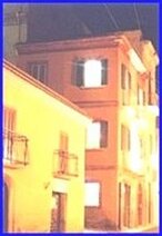 La Casa Museo è disposta su tre piani, ognuno dei quali è oggi dedicato all’esposizione della collezione permanente di oggetti raccolti nel corso degli anni dai membri dell’Associazione. Per rendere la visita virtuale al Museo più completa, ecco una descrizione delle stanze. Piano Terra: Nella vetrina sono esposte copie di una lettera da Vienna e di un’altra da Lisbona, dove Braga si trovava per la rappresentazione (che ebbe pieno successo) delle sue opere liriche, rispettivamente Estella di S. Germano e Caligola. Vi è anche una copia di un manoscritto autografo di Braga. In appositi pannelli sono raccolte immagini di celebri Stradivari, tratte da un trattato di liuteria stampato a Parigi nell’Ottocento. Tra queste figurano il violino “Il Messia”, appartenuto al violinista francese M. D. Alard, con il quale Braga tenne concerti, una viola e un violoncello costruiti da Antonio Stradivari per i Medici di Firenze, e il violoncello “Piatti” del 1720, appartenuto al celebre Alfredo Piatti, amico e collega di Braga. Ci sono anche il violoncello “Servais” del 1701, suonato nell’Ottocento dal violoncellista belga Adrien Frangois Servais, e lo Stradivari “Braga” del 1731, acquistato dal musicista giuliese a Londra nel 1856. Vi sono testimonianze dei rapporti di G. Braga con il Cenacolo di Michetti, come lettere di Gabriele d’Annunzio e Francesco Paolo Michetti. Il Museo conserva anche manifesti delle varie commemorazioni su Braga, come quelli del 1957, 1988 e successivi. Primo Pianerottolo: Qui si trova un medaglione in marmo raffigurante Braga, del 1872, opera dello scultore milanese Antonio Tantardini, di scuola verista, suo amico. L’opera fu donata al Comune di Giulianova dagli eredi della famiglia Capone Braga. In mostra ci sono due frontespizi di manoscritti autografi conservati presso la Biblioteca Comunale V. Bindi, tra cui Ave Maria per soprano e organo e la Marcia Giuliese, scritta per la banda di Giulianova. Vi è anche un estratto della cronologia di Giampiero Tintori delle opere rappresentate al Teatro alla Scala di Milano, che include due opere di Braga: Mormile (1862) e Caligola (1874). Primo Piano: Sul pianerottolo, c’è un busto in terracotta di Braga, realizzato nel 1957 da Alfonso Tentarelli per il cinquantenario della sua morte. Il vano principale presenta una volta decorata con paesaggi naturali, figure musicali e motivi floreali in stile liberty. Qui sono conservati mobili e soprammobili dell’Ottocento, insieme a ritratti di Braga donati dal nipote Alfonso Migliori. Tra le opere esposte ci sono dipinti di Alberto Malaspina, P. Montegny e S. Schaeppi, e una riproduzione del ritratto fotografico di Braga realizzato dal fotografo parigino Étienne Carjat nel 1855. Interessante anche un disegno ironico di Paul Chardin, realizzato nel 1881, che ripercorre episodi salienti della vita del musicista. Nella vetrina sono esposte lettere autografe di Braga, tra cui alcune scritte da Parigi, Londra e Milano, oltre a spartiti originali. Terzo Pianerottolo e Scalinata: Qui si trovano varie riproduzioni fotografiche di Gaetano Braga e di suo fratello Giuseppe, pianista. Tra le opere esposte ci sono una foto di Adelaide Borghi-Mamo, allieva di Braga, e una foto della Casa Braga scattata dal conte Andrea Acquaviva d’Aragona nel 1889. Il piccolo edificio adiacente suggerisce com’era la casa originaria di Braga, più modesta, dove nacque. Ci sono anche autoritratti fotografici del conte Acquaviva d’Aragona, nobile di fine Ottocento, che fu anche musicista. In questa sezione sono conservati ricordi del salotto musicale che il conte Acquaviva teneva, dove partecipavano Braga, suo fratello Giuseppe e Francesco Paolo Tosti. Secondo Piano: Qui sono esposti ritratti di celebri personaggi del mondo culturale europeo, conosciuti da Braga durante la sua permanenza a Parigi. Tra i più noti c’è Rossini, con cui Braga ebbe una stretta amicizia, e Giuseppe Verdi, a cui Braga era molto affezionato. Vi sono anche riferimenti ad altri grandi come Meyerbeer, Offenbach, Gautier e Dumas figlio. Il fotografo Nadar, celebre per i suoi ritratti, realizzò alcune foto di Braga, inclusa una con il violoncello Stradivari. La sezione comprende anche una replica dell’ultimo brano scritto da Braga, il Requiem per Enrico Bindi, composto nel 1906. Terzo Piano (Vano Principale): In questa sezione del museo è esposta una riproduzione del ritratto di Braga realizzato nel 1881 da Louise Catherine Breslau. Vi è anche una copia del frontespizio del Metodo per violoncello, riformato da Braga e adottato nei Conservatori d’Italia. In mostra c’è anche il testamento olografo di Braga, redatto nel 1897, in cui esprime il desiderio di essere cremato e di lasciare le sue ceneri a Milano. La vetrina contiene riferimenti letterari, come la novella Il fiasco del maestro Chieco di Antonio Fogazzaro, che ha come protagonista Braga, e il racconto Il Monaco Nero di Anton Čechov, che cita la Leggenda Valacca, una delle composizioni più celebri di Braga.