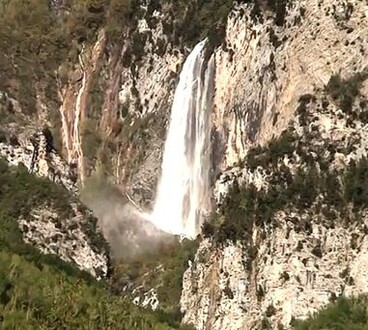 La Cascata di Zompo lo Schioppo Fare trekking nei pressi della cascata di Zompo Lo Schioppo è un’esperienza unica che consente di immergersi nella bellezza selvaggia del Parco Naturale Regionale Sirente-Velino. Il percorso principale che conduce alla cascata attraversa una fitta foresta di faggi, creando un’ambientazione suggestiva e fresca, ideale per chi desidera entrare in contatto con la natura. Durante il tragitto, i suoni della fauna locale e il rumore crescente dell’acqua guidano gli escursionisti verso lo spettacolo naturale del salto d’acqua, uno dei più alti dell’Appennino centrale. Il sentiero intorno alla cascata è ben segnalato e si adatta a diversi livelli di esperienza. È possibile optare per itinerari più semplici, adatti a famiglie e principianti, o percorsi più impegnativi, ideali per i trekker esperti. Lungo il cammino si incontrano punti panoramici da cui ammirare non solo la cascata, ma anche le valli circostanti e le alte pareti rocciose che caratterizzano questa zona del parco. I percorsi includono anche tratti che costeggiano ruscelli e piccole pozze d’acqua, regalando momenti di tranquillità e contatto diretto con l’ambiente circostante. Durante il trekking, è possibile osservare una ricca biodiversità, tipica della regione abruzzese. La flora comprende boschi di faggio e carpino, muschi e felci che crescono rigogliose grazie all’umidità della zona. La fauna locale è altrettanto affascinante, con avvistamenti di cervi, scoiattoli e, se si è fortunati, rapaci che sorvolano le cime degli alberi. Lungo i sentieri si trovano anche pannelli informativi che descrivono le particolarità geologiche e biologiche dell'area, rendendo l’escursione educativa oltre che emozionante. Concludere l’escursione con una sosta ai piedi della cascata è un’esperienza rilassante e appagante. Qui, gli escursionisti possono fermarsi per godere dello spettacolo del getto d’acqua, ascoltare il fragore del salto e immergersi in un’atmosfera di pace assoluta. Per chi vuole prolungare l’esperienza, nelle vicinanze ci sono aree pic-nic e punti di ristoro dove riposarsi e assaporare prodotti locali, rendendo l’avventura presso Zompo Lo Schioppo completa e indimenticabile.