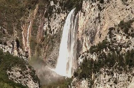 La Riserva Naturale Zompo lo Schioppo, situata nel comune di Morino, in provincia de L'Aquila, è uno dei luoghi più suggestivi dell'Abruzzo. Il suo nome deriva dal termine dialettale "zompo", che significa salto, e descrive perfettamente la spettacolare cascata che caratterizza questa riserva. Con un salto di oltre 80 metri, la cascata rappresenta una delle più alte dell’Appennino ed è alimentata da sorgenti che emergono direttamente dalla montagna. Questo fenomeno crea uno scenario di rara bellezza, particolarmente suggestivo durante il periodo primaverile, quando il flusso dell’acqua è al massimo. La riserva si estende su una superficie di circa 1.025 ettari, immersa in un paesaggio tipico dell’Appennino centrale, ricco di boschi di faggi, querce e altre specie tipiche della vegetazione montana. La biodiversità è uno degli aspetti più interessanti della zona, che ospita una fauna variegata: tra gli avvistamenti più comuni si annoverano il lupo appenninico, il cinghiale, e numerose specie di uccelli rapaci, come il falco pellegrino e l’aquila reale. Per gli amanti della natura, la riserva offre un’opportunità unica per scoprire un ecosistema ricco e ben conservato. La cascata è raggiungibile attraverso sentieri ben segnalati, ideali per gli appassionati di trekking. Uno dei percorsi più frequentati è il sentiero ad anello che conduce i visitatori direttamente ai piedi del salto d'acqua, offrendo panorami mozzafiato lungo il tragitto. Per chi cerca un’esperienza più rilassante, la riserva mette a disposizione aree pic-nic immerse nel verde, dove poter trascorrere momenti di tranquillità a contatto con la natura. Non mancano cartelli informativi che descrivono le caratteristiche geologiche e naturali della riserva, arricchendo la visita con contenuti educativi. La Riserva Naturale Zompo lo Schioppo non è solo un luogo di interesse paesaggistico, ma anche culturale. La zona è intrisa di storie e tradizioni che risalgono a tempi antichi, con testimonianze che narrano l'importanza di queste terre per le comunità locali. In estate, vengono spesso organizzati eventi e visite guidate che permettono di conoscere meglio il territorio, mentre l’inverno avvolge la riserva in un’atmosfera incantata grazie alla neve che riveste il paesaggio. Visitare la cascata e la riserva circostante rappresenta un’esperienza imperdibile per chi desidera scoprire uno degli angoli più autentici e spettacolari dell’Abruzzo.