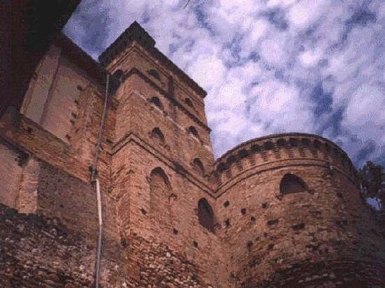 Il Castello-Palazzo dei Duci Acquaviva d'Aragona di Giulianova (Te) Il Castello-Palazzo dei Duci Acquaviva d'Aragona di Giulianova è un'elegante residenza storica situata nel cuore del centro storico, in Piazza B. Buozzi, di questa affascinante cittadina abruzzese. Edificato nel XV secolo per volere di Giulio Antonio Acquaviva, il castello rappresentava un simbolo del potere della famiglia Acquaviva, una delle più influenti del Regno di Napoli. L'edificio si distingue per la sua architettura rinascimentale, caratterizzata da forme armoniose e raffinate, con elementi difensivi come le torri angolari che rievocano la funzione originaria di fortezza. Nel corso dei secoli, il palazzo ha subito diverse trasformazioni, adattandosi alle esigenze delle famiglie nobili che lo hanno abitato e consolidandosi come uno dei più importanti complessi architettonici della regione. Oggi il Castello-Palazzo dei Duci Acquaviva d'Aragona è un punto di riferimento culturale e turistico, ospitando mostre, eventi e attività che valorizzano la storia e le tradizioni locali. La struttura è anche circondata da uno splendido panorama che abbraccia le colline teramane e la costa adriatica, offrendo ai visitatori un'esperienza unica tra storia, arte e natura. Passeggiare tra le sue antiche sale permette di immergersi in un’atmosfera d’altri tempi, apprezzando i dettagli architettonici e artistici che testimoniano l'importanza di Giulianova nel contesto rinascimentale e barocco dell'Abruzzo.