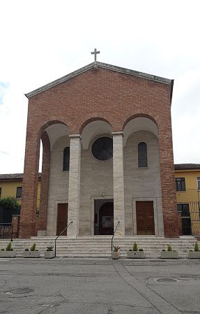La Chiesa-Parrocchia di San Berardo a Teramo (Te) La Chiesa-Parrocchia di San Berardo a Teramo è uno dei luoghi di culto più significativi della città, un vero e proprio punto di riferimento per la comunità locale. Situata nel centro storico, la chiesa ha una lunga storia che affonda le sue radici nel Medioevo, anche se nel corso dei secoli ha subito varie modifiche e ristrutturazioni. La sua architettura, che combina elementi romanici e barocchi, rispecchia l’evoluzione stilistica e culturale del territorio teramano. La facciata, sobria ma imponente, accoglie i visitatori con il suo portale in pietra e una serie di dettagli ornamentali che arricchiscono la struttura. All'interno, la chiesa è un luogo di grande spiritualità, caratterizzato da un’atmosfera di serenità e raccoglimento. Le pareti ospitano affreschi e opere d'arte che narrano la storia religiosa della città e della parrocchia, mentre l'altare maggiore, elegantemente decorato, è il cuore della celebrazione liturgica. La figura di San Berardo, il santo patrono della città, è particolarmente venerata, e la chiesa custodisce diverse reliquie a lui attribuite. La festa di San Berardo, che si celebra ogni anno, è un momento di grande partecipazione popolare, quando la comunità si riunisce per onorare il santo e rafforzare i legami spirituali e sociali. La Chiesa-Parrocchia di San Berardo non è solo un luogo di culto, ma anche un centro di vita comunitaria, che offre supporto religioso e sociale ai fedeli di Teramo. Le celebrazioni liturgiche, le attività pastorali e gli incontri di preghiera contribuiscono a mantenere viva la tradizione cristiana nella città, facendo di questa chiesa un punto di riferimento essenziale per la comunità teramana.