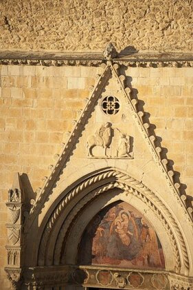 La costruzione della chiesa di San Filippo Neri a Sulmona ebbe inizio nel XVII secolo, con il completamento nel 1677. Originariamente, la congregazione si trovava nella chiesa di Sant’Ignazio, oggi scomparsa, in piazza XX Settembre. Solo successivamente si trasferì in Piazza Maggiore, nell'attuale Piazza Garibaldi, all'interno del Borgo pacentrano. Nel 1706, a causa di un terremoto, l'edificio subì danni significativi e fu ricostruito tra il 1785 e il 1794 grazie al barone Giambattista Mazara, che si guadagnò una lapide commemorativa. Nel 1799, con la soppressione dell’ordine dei Filippini, la chiesa venne abbandonata e usata per scopi profani, come forno e destinazioni militari. Solo nel 1920 divenne sede della parrocchia di Sant’Agata. La facciata della chiesa è un elemento distintivo, proveniente dalla distrutta chiesa gotica di Sant’Agostino, eretta nel 1315. Tra il 1883 e il 1885, il prospetto della chiesa di Sant’Agostino fu trasferito sulla facciata incompleta della chiesa di San Filippo Neri. Durante il trasferimento, vennero apportate modifiche, come l'aggiunta di un basamento e la chiusura delle finestre. Il portale, uno dei più pregevoli esempi di arte gotica in Abruzzo, presenta un arco a sesto acuto con colonne tortili, capitelli riccamente decorati, e un bassorilievo centrale che raffigura un agnello crocifero. All’interno, la chiesa ha un linguaggio barocco, rimaneggiato dopo il terremoto del 1706. L'aula unica, con altari laterali, è composta da due campate quadrate, di cui la prima, più alta, è illuminata da finestre. Il presbiterio è coperto da una volta a botte e ospita un dipinto della Madonna col Bambino tra schiere angeliche, attribuito ad Amedeo Tedeschi. L'altare maggiore, in marmo, risale al 1888, lo stesso anno in cui venne abbassato il pavimento della chiesa. Fra gli altri arredi, spiccano due tele sugli altari laterali: i Sacri Cuori di Gesù e Maria, di Vincenzo Conti, e l’Immacolata Concezione, dipinta da Carlo Patrignani. Un elemento di particolare interesse è l'organo, situato sulla controfacciata, realizzato nel XIX secolo, probabilmente da Pacifico Inzoli. Oggi la chiesa è famosa anche per la tradizionale manifestazione della Madonna che scappa, che segna la conclusione della Settimana Santa a Sulmona.