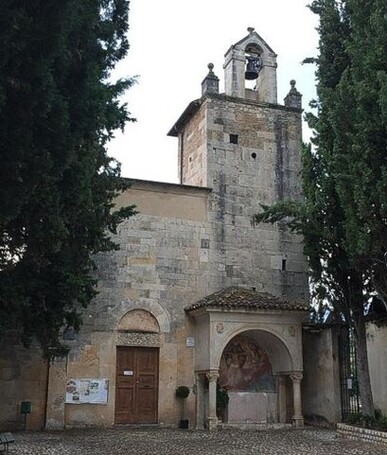 La Chiesa di San Giustino a Paganica fraz. de L'Aquila La chiesa di San Giustino, situata nel cuore di Paganica, una frazione dell’Aquila in Abruzzo, è un’importante testimonianza storica e architettonica del periodo medievale. Costruita probabilmente tra il XII e il XIII secolo, l’edificio rappresenta un raro esempio di architettura romanica nella regione. La sua posizione centrale, circondata dal tessuto urbano storico, ne ha fatto per secoli un punto di riferimento spirituale e culturale per la comunità locale. L’edificio si presenta con una pianta a navata unica, caratterizzata da un’abside semicircolare che conserva tracce di antichi affreschi. All’interno, si possono ammirare decorazioni pittoriche che riflettono diverse epoche storiche e correnti artistiche, a testimonianza del continuo utilizzo e adattamento della chiesa nel corso dei secoli. Di particolare interesse sono i capitelli scolpiti, decorati con motivi floreali e zoomorfi, che richiamano la tradizione scultorea romanica abruzzese. Nel corso della sua storia, la chiesa di San Giustino ha subito numerosi interventi di restauro, molti dei quali resi necessari dai frequenti terremoti che hanno colpito l’area. Tra i più significativi, vi è quello successivo al sisma del 2009, che ha gravemente danneggiato la struttura. Grazie agli sforzi della comunità e delle istituzioni, l’edificio è stato restaurato, preservando il suo valore storico e architettonico e rendendolo accessibile alle generazioni future. Oggi la chiesa di San Giustino non è solo un luogo di culto, ma anche un simbolo della resilienza della comunità di Paganica. Aperta al pubblico per visite e celebrazioni, essa continua ad attrarre fedeli, studiosi e turisti interessati al suo ricco patrimonio culturale. La sua conservazione rappresenta un esempio virtuoso di come la memoria storica possa convivere con le necessità moderne, mantenendo viva l’eredità di un passato carico di significato.