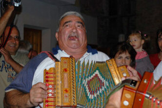 Sagra del Coatto ad Arsita (Te) La Sagra del Coatto ad Arsita, in provincia di Teramo, è una delle manifestazioni folkloristiche più attese dell'estate abruzzese. Ogni anno, dal 9 all'11 agosto, il paese montano celebra la tradizione con la 20esima edizione di "Valfino al Canto", un evento che riunisce musica, danza, gastronomia e cultura popolare. Organizzata dall'associazione Altofino, la sagra è un'occasione imperdibile per scoprire e vivere le tradizioni locali, che affondano le radici nelle pratiche contadine e nella cultura montana di Arsita. L'evento è diventato nel tempo un punto di riferimento per gli amanti delle sonorità tradizionali e per chi vuole conoscere meglio la storia di questo territorio. La festa è una vera e propria celebrazione della musica popolare. Durante i tre giorni di manifestazione, il paese si riempie di suoni che spaziano dalle melodie tradizionali abruzzesi a contaminazioni provenienti da altri angoli del mondo. Tra le strade di Arsita, i ritmi di una grancassa si mescolano con quelli di trombe argentine, mentre i canti e i balli tradizionali del Salterello si fondono con influenze balcaniche, creando un’atmosfera unica e coinvolgente. I concerti rappresentano il cuore pulsante della festa, ma a questi si aggiungono seminari su danze popolari e musiche tradizionali, offrendo ai partecipanti la possibilità di imparare direttamente dalle mani degli esperti. Un altro elemento fondamentale della sagra è la gastronomia, che racconta le tradizioni culinarie di Arsita attraverso piatti tipici e genuini. Il protagonista indiscusso della manifestazione è il coatto, un piatto rustico a base di carne di pecora bollita con erbe aromatiche locali, che rappresenta una vera e propria prelibatezza della cucina abruzzese. L'evento gastronomico si arricchisce con la "via del gusto", un percorso dove i visitatori possono assaporare altre specialità locali e acquistare prodotti tipici, scoprendo il meglio della tradizione gastronomica di Arsita e dei suoi dintorni. La festa, che ogni anno richiama numerosi turisti, si apre con una tradizione unica: la folle processione della Santa Flurijì. Questa figura, inventata dagli organizzatori della festa, è diventata nel tempo la protettrice del festival, dei suonatori e delle fioriture. La sua "festa" è un momento di grande allegria, durante il quale il paese si raccoglie in una processione che percorre le vie di Arsita. La Santa Flurijì, la cui figura non appartiene alla tradizione religiosa canonica, rappresenta il legame tra la spiritualità popolare e la natura, simbolizzata dalle fioriture che abbondano nella zona in quel periodo dell’anno. La Sagra del Coatto ad Arsita non è solo un evento che celebra la musica e la gastronomia, ma anche un'opportunità per rafforzare il legame della comunità con la sua storia e le sue radici. Attraverso le danze, i canti e i piatti tradizionali, Arsita mantiene viva la memoria di un passato che, pur essendo segnato dalle fatiche della vita contadina, continua a vivere nella gioia della festa. L'evento è un’occasione unica per scoprire un angolo autentico e accogliente dell’Abruzzo, dove la cultura popolare si intreccia con l’amore per la terra e per le tradizioni che la rendono speciale.