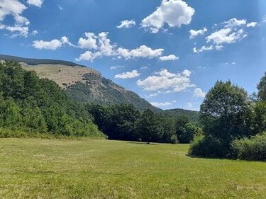Le Riserve Naturali Orientate Feudo Intramonti e Colle di Licco (Abruzzo). Le Riserve Naturali Orientate di Feudo Intramonti e Colle di Licco si trovano interamente all’interno della zona A (riserva integrale) del Parco Nazionale d’Abruzzo, Lazio e Molise, nel territorio comunale di Civitella Alfedena (AQ). Proprio per il loro elevato grado di tutela, l’accesso non è consentito liberamente, fatta eccezione per le aree del Centro Visite, situato presso il Casone “Crugnale”, al km 55 circa della Strada Regionale 83 Marsicana, a circa 3 km dall’abitato di Villetta Barrea (AQ). Il Centro Visite, ampliato nel settembre 2018 con nuovi spazi espositivi, comprende una sala museale intitolata “La storia in una stanza” e diverse sale didattiche e divulgative. Intorno al Casone si estende un’area di alcuni ettari che ospita ricostruzioni tematiche dedicate agli antichi mestieri legati allo sfruttamento del bosco, come quelli dei boscaioli e dei carbonai. Completano il percorso spazi didattici all’aperto per attività interattive a contatto con la natura e due sentieri natura, di cui uno accessibile anche a persone con disabilità motorie. I sentieri sono percorribili esclusivamente se accompagnati dal personale del Centro Visite.