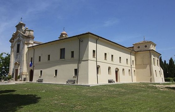 Il Convento di San Patrignano a Collecorvino (Pe) Il Culto nel Convento di San Patrignano a Collecorvino: Fede e Tradizione. Il Convento di San Patrignano a Collecorvino rappresenta un luogo di culto di grande rilevanza per la comunità locale e i pellegrini che lo visitano. Fondato dai Frati Minori nel XVI secolo, il convento è da sempre un centro spirituale che ha ospitato celebrazioni liturgiche, momenti di preghiera e ritiri di raccoglimento. La chiesa annessa, dedicata a San Patrignano, è il fulcro della vita religiosa del complesso, dove si svolgono messe solenni e riti particolarmente sentiti, come la festa del santo patrono. La devozione a San Patrignano si è consolidata nel corso dei secoli, rendendo questo luogo un punto di riferimento per la fede nel territorio. Uno degli aspetti più affascinanti del culto nel convento è il legame profondo tra la comunità e il santo titolare. La festa annuale in onore di San Patrignano è un momento di grande partecipazione, caratterizzato da una solenne processione che attraversa le campagne circostanti. I fedeli portano in spalla la statua del santo, adornata con fiori e offerte votive, pregando per la protezione e la prosperità. Questa celebrazione è accompagnata da canti tradizionali e riti che mescolano spiritualità e tradizione popolare, offrendo un’occasione unica per rinsaldare i legami tra i partecipanti. Oltre alla figura di San Patrignano, il convento ospita numerosi altri momenti di culto e preghiera. I frati che vi risiedevano in passato hanno tramandato una ricca tradizione di liturgie e devozioni, tra cui la celebrazione della Via Crucis durante il periodo pasquale e i momenti di adorazione eucaristica. La cappella interna, con i suoi affreschi e le opere d’arte sacra, offre un’atmosfera di profonda meditazione, attirando non solo i fedeli locali ma anche visitatori in cerca di spiritualità. Questi riti sono accompagnati spesso da eventi comunitari, come incontri di catechesi e ritiri spirituali, che rafforzano il senso di appartenenza e di fede condivisa. Negli ultimi anni, il culto nel Convento di San Patrignano ha conosciuto un rinnovato interesse, anche grazie a interventi di restauro che ne hanno valorizzato l’importanza storica e religiosa. Questo luogo è diventato una meta per chi desidera unire alla visita culturale un’esperienza spirituale autentica. Le celebrazioni liturgiche, il silenzio dei chiostri e la bellezza della natura circostante offrono un contesto ideale per una fede vissuta con intensità e consapevolezza. Il Convento di San Patrignano continua così a essere un baluardo di spiritualità, una finestra sul passato e una guida per il presente.