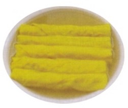 Per preparare le Scrippelle 'mbusse, si inizia con la preparazione della pastella, che è alla base di questo piatto tradizionale abruzzese. La farina di grano tenero, un ingrediente fondamentale della cucina abruzzese, viene mescolata con le uova fresche, rigorosamente provenienti da allevamenti locali, e l'acqua, fino a ottenere una consistenza liscia e omogenea. Il sale viene aggiunto per esaltare il sapore neutro della pastella, che servirà come base per le scrippelle. Dopo aver lasciato riposare l’impasto, si procede con la cottura delle scrippelle, versando un mestolo di pastella in una padella ben calda, leggermente unta di olio, formando delle sfoglie sottili che vengono cotte rapidamente da entrambi i lati. Nel frattempo, si prepara il brodo, che è un altro elemento fondamentale di questo piatto. Il brodo di carne, che può essere fatto con manzo o pollo, rappresenta una vera eccellenza dei prodotti locali abruzzesi. La carne, cucinata lentamente insieme a cipolla, carota e sedano, rilascia i suoi sapori in un brodo ricco e profumato, che è il cuore della ricetta. Questo brodo è essenziale per bagnare le scrippelle, permettendo loro di assorbire il sapore intenso e avvolgente che solo un brodo fatto in casa può avere. La cottura lenta del brodo arricchisce il piatto di una profondità unica. Una volta pronte, le scrippelle vengono adagiate in una ciotola profonda e immerse nel brodo caldo, che le rende morbide e saporite. A questo punto, il piatto viene completato con una generosa spolverata di parmigiano grattugiato, un altro ingrediente tipico della cucina abruzzese, che aggiunge un sapore deciso e un tocco cremoso. Il parmigiano, che si scioglie nel brodo caldo, unisce tutti gli ingredienti, creando un piatto che è una vera espressione della tradizione gastronomica della provincia di Pescara. Le Scrippelle 'mbusse sono il piatto perfetto per le giornate più fredde, grazie alla loro capacità di riscaldare il corpo e il cuore con il loro gusto semplice ma avvolgente. Ogni elemento di questa ricetta, dalla farina locale al brodo ricco, al parmigiano, racconta la storia di una terra che ha fatto della cucina casalinga e genuina il suo tratto distintivo. Con pochi ingredienti, ma una preparazione attenta e tradizionale, le Scrippelle 'mbusse sono un piatto che sa di famiglia e di cultura abruzzese.