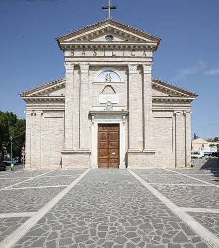 La basilica della Madonna dei Sette Dolori a Pescara Colli (Pe) Il Santuario della Madonna dei Sette Dolori, situato a Pescara Colli, è un luogo di grande devozione per i fedeli della provincia di Pescara. Questo santuario, immerso nel verde delle colline pescaresi, è un punto di riferimento spirituale per numerosi pellegrini che vi si recano per trovare conforto e rifugio dalla frenesia della vita quotidiana. La sua storia affonda le radici nel culto mariano e rappresenta un legame profondo tra la comunità locale e la figura della Madonna, venerata per il suo ruolo di madre compassionevole e protettrice. Il culto della Madonna dei Sette Dolori si sviluppa intorno alla figura della Vergine Maria, rappresentata con il cuore trafitto dai sette dolori che ha vissuto nel corso della sua vita. La tradizione liturgica che si celebra presso il santuario invita i fedeli a riflettere sulla sofferenza e sul sacrificio, ma anche sulla speranza e sulla redenzione che derivano dalla fede in Maria. La Madonna dei Sette Dolori viene invocata come consolatrice degli afflitti, portando conforto a chi si trova in difficoltà, sia spirituali che materiali. Ogni anno, il santuario ospita numerosi momenti di preghiera, tra cui la celebrazione della festa in onore della Madonna, durante la quale si svolgono processioni, messe solenni e altre manifestazioni religiose. Questi eventi sono vissuti con grande intensità dalla comunità locale, che si riunisce per rinnovare il proprio impegno di fede e per pregare per la protezione e l'intercessione della Madonna. La festa è anche un'occasione di incontro e di socializzazione per i cittadini di Pescara e dei paesi limitrofi. Il Santuario della Madonna dei Sette Dolori, oltre ad essere un centro di culto, è anche un simbolo di identità per la popolazione della zona. La sua architettura semplice ma maestosa riflette la spiritualità e la devozione che caratterizzano questo luogo sacro. Con il passare degli anni, il santuario è diventato non solo un punto di riferimento religioso, ma anche un importante patrimonio culturale e storico della provincia di Pescara, capace di unire fede, tradizione e comunità.
