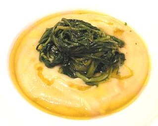 Fave e cicoria è un piatto che racchiude l'essenza della cucina tradizionale della provincia di Teramo, dove semplicità e genuinità sono alla base di ogni ricetta. La combinazione delle fave, un legume ricco di proteine e sapore, con la cicoria, dalle note amarognole e dalle proprietà depurative, è un esempio perfetto della cucina contadina, che sa valorizzare ingredienti poveri ma ricchi di nutrimento. La dolcezza delle fave si sposa con l'amarezza della cicoria, creando un equilibrio perfetto che rende il piatto particolarmente piacevole al palato. La preparazione del piatto è semplice, ma la sua bontà sta nella qualità degli ingredienti e nel tempo che viene dedicato a cucinarli con cura. Le fave, cotte lentamente, diventano morbide e delicate, trasformandosi in una purea avvolgente che riscalda il cuore. La cicoria, lessata e ben strizzata, conserva la sua consistenza e il suo caratteristico sapore deciso, che si esalta quando viene unita al purè di fave. Il contrasto tra la morbidezza delle fave e la consistenza della cicoria è uno degli aspetti più apprezzati di questo piatto. Il piatto è completato con fette di pane casareccio, che vengono abbrustolite per aggiungere una nota croccante che bilancia la cremosità del purè di fave. La tradizione vuole che il pane venga intinto nell'olio extravergine di oliva, un altro ingrediente fondamentale nella cucina teramana, che arricchisce ogni piatto con il suo aroma unico. L'olio non è solo un condimento, ma una parte integrante del sapore, che lega gli altri ingredienti e conferisce al piatto un tocco finale di freschezza e semplicità. Fave e cicoria è più di un semplice piatto: è un pezzo di storia culinaria, un esempio di come la cucina rustica possa esprimere sapori profondi e soddisfacenti. Ogni boccone racconta la tradizione e il legame con il territorio teramano, un'area ricca di prodotti naturali e di tradizioni culinarie che affondano le radici nei secoli. Questo piatto è un vero e proprio comfort food, che sa come riscaldare e nutrire, rendendo omaggio alla cucina autentica della provincia di Teramo.
