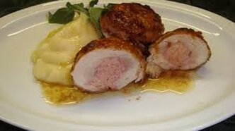 La Gallotta, piatto tradizionale della provincia di Teramo, racchiude in sé i sapori autentici della cucina rurale abruzzese. Preparata a base di carne d’oca, questa ricetta nasce dalla saggezza contadina, che utilizzava gli ingredienti a disposizione per creare piatti nutrienti e gustosi. La carne d’oca, allevata nelle campagne abruzzesi, rappresenta il cuore di questa preparazione, scelta per la sua ricchezza e per il sapore deciso, che si presta perfettamente alle cotture lente e ai piatti caldi tipici della stagione invernale. La preparazione della gallotta inizia con la cottura dell’oca, che viene rosolata in un tegame con olio extravergine d’oliva locale, prodotto nei frantoi delle colline teramane. Durante questa fase, la carne viene insaporita con un trito di erbe aromatiche come rosmarino, alloro e prezzemolo, che aggiungono profumi e profondità al piatto. A seguire, si aggiungono cipolle dorate, carote e sedano, ortaggi coltivati negli orti del territorio, che si amalgamano lentamente nel fondo di cottura, arricchendo il brodo di dolcezza e aromi. Il segreto della gallotta sta nella lunga e paziente cottura, che permette alla carne di diventare tenera e al brodo di concentrarsi in un tripudio di sapori. Durante la cottura, si utilizza del vino bianco locale, come il Trebbiano d’Abruzzo, che dona una nota fresca e aromatica al piatto, bilanciando i sapori intensi della carne e delle verdure. L’aggiunta di un pizzico di pepe nero e, talvolta, di peperoncino, completa il profilo gustativo della gallotta, conferendole un carattere deciso e leggermente speziato. La gallotta viene tradizionalmente servita calda, accompagnata da fette di pane casereccio abruzzese, spesso tostato per esaltarne la fragranza. Il pane, preparato con farine di grani antichi tipici della regione, assorbe il brodo e diventa parte integrante del piatto, trasformandolo in un’esperienza unica e avvolgente. Ogni cucchiaio di gallotta racconta la storia di una terra ricca di tradizioni, dove il rispetto per gli ingredienti e la cura nella preparazione danno vita a una cucina che è espressione autentica dell’Abruzzo più genuino.