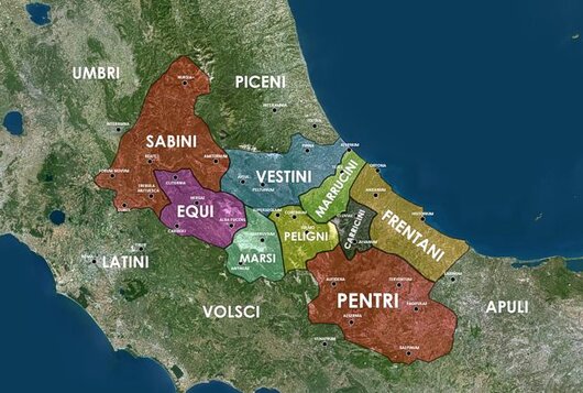 I Frentani erano una delle tribù italiche che abitavano la fascia costiera dell’Abruzzo meridionale, estendendosi tra le attuali province di Chieti e Campobasso. Questa popolazione era nota per la sua abilità commerciale e per il controllo delle rotte lungo il mare Adriatico, che favorivano scambi e contatti con altre culture del Mediterraneo. I Frentani mantennero a lungo una certa autonomia e svilupparono una società ben organizzata, con centri urbani importanti e una forte identità culturale. Con l’espansione di Roma, i Frentani entrarono a far parte della confederazione romana, alleandosi spesso con l’Urbe durante i conflitti con altre popolazioni sannitiche. Nonostante l’integrazione, conservarono molte tradizioni e usanze locali, contribuendo alla ricchezza storica e culturale dell’Abruzzo. Ancora oggi, le tracce di questo popolo si possono vedere nei siti archeologici e nelle tradizioni della zona, che ricordano la loro presenza e importanza nel passato.