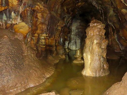 Le Grotte naturali in Abruzzo: Grotta delle Praje. La Grotta delle Praje si trova in Abruzzo, nella zona montuosa del comune di Anversa degli Abruzzi, nel cuore del Parco Nazionale della Majella. Questo affascinante sito naturale è una testimonianza di milioni di anni di evoluzione geologica, con le sue formazioni calcaree che raccontano la storia di un territorio plasmato dal tempo. La grotta è una delle mete preferite dagli appassionati di speleologia e dagli amanti della natura, che si avventurano per esplorarne i misteri nascosti nel sottosuolo. La grotta è caratterizzata da un vasto ingresso, che si apre su un paesaggio suggestivo, con pareti rocciose che si ergono a picco sulla vallata sottostante. All'interno, il visitatore è accolto da un'atmosfera silenziosa e misteriosa, dove stalattiti e stalagmiti formano strutture naturali di straordinaria bellezza. Le formazioni minerali, che si sono sviluppate nel corso dei millenni, sono variamente scolpite e presentano colori che spaziano dal bianco al giallo, dal grigio al rosso, creando uno spettacolo visivo unico. La Grotta delle Praje è anche un importante sito archeologico, poiché in passato è stata utilizzata dall'uomo preistorico. Sono stati rinvenuti numerosi reperti che testimoniano la presenza di antichi abitanti della zona, offrendo uno spunto interessante per comprendere meglio la storia della regione. Grazie alla sua posizione isolata, la grotta è rimasta relativamente intatta nel tempo, conservando il suo fascino primordiale e il suo legame con la natura incontaminata che la circonda. Oggi la Grotta delle Praje è un'attrazione turistica di rilievo, facilmente accessibile tramite sentieri panoramici che offrono ai visitatori l'opportunità di godere della bellezza naturale del Parco della Majella. Sebbene l'ingresso alla grotta richieda una certa preparazione, la visita è un'esperienza che vale la pena intraprendere per chi desidera scoprire uno degli angoli più affascinanti di Abruzzo, lontano dalle rotte turistiche più battute e immerso in un paesaggio mozzafiato.