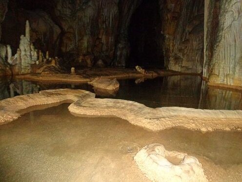 Le Grotte naturali in Abruzzo: Riserva Naturale Grotte di Pietrasecca. La Riserva Naturale delle Grotte di Pietrasecca, situata nel comune di Carsoli (AQ), è un'importante area protetta che si estende su circa 110 ettari nella Piana del Cavaliere, nell’area dei Monti Carseolani. Istituita nel 1992, la riserva comprende due delle grotte più affascinanti della regione, la Grotta dell'Ovito e la Grotta del Cervo. Questi luoghi, ricchi di valore geologico e speleologico, sono stati frequentati fin dall'epoca preistorica e romana, e sono ancora oggi habitat di diverse specie di fauna cavernicola, rendendoli di grande interesse per gli studiosi e per gli appassionati di natura. La Grotta dell'Ovito, che si trova a 806 metri di altitudine, è una delle principali attrazioni della riserva. Con una lunghezza di 1370 metri e un dislivello di 41 metri, la grotta si caratterizza per le sue suggestive formazioni naturali e il percorso sotterraneo attraversato da un fiume. L’ingresso della grotta è una lunga galleria che si restringe progressivamente, e al suo interno si aprono una serie di stanze spettacolari, come il Lago Stige e la Caverna dei Giganti. Oltre alle formazioni calcaree, la grotta è abitata da una comunità di pipistrelli, che la rende ancora più affascinante dal punto di vista ecologico. A pochi chilometri dalla Grotta dell'Ovito, si trova la Grotta del Cervo, un’altra meraviglia naturale della riserva. Scoperta da un gruppo di speleologi romani, la Grotta del Cervo è una cavità lunga circa 2500 metri e con un dislivello di 70 metri. La sua bellezza è esaltata dal fatto che è rimasta praticamente intatta per secoli, e al suo interno sono stati rinvenuti reperti archeologici di grande valore, tra cui monete romane e ossa di animali preistorici come l'orso e la lince. La grotta ospita numerose specie animali, tra cui insetti rari, e offre ambienti spettacolari, come la Sala degli Antenati e il Ramo delle Meraviglie, che attirano visitatori e studiosi da tutto il mondo. Le visite alle Grotte di Pietrasecca sono organizzate in gruppi guidati da esperti speleologi, secondo quanto stabilito dalla Legge Regionale 25/2004. Il percorso di visita è suddiviso in tre livelli, in modo che chiunque sia in buone condizioni fisiche possa vivere un’esperienza unica. La prima visita è accessibile anche a famiglie con bambini, mentre gli altri livelli offrono percorsi più impegnativi per gli appassionati di speleologia. La riserva, grazie alla sua bellezza naturale e al suo patrimonio storico, è una destinazione ideale per chi cerca un'esperienza immersiva in un ambiente incontaminato e affascinante.