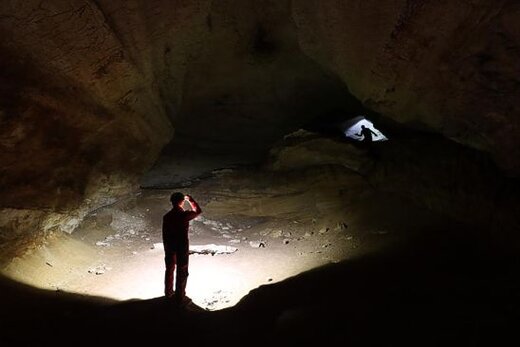 La Grotta Scura, situata nel cuore del Parco Nazionale della Majella, nel territorio di Bolognano (PE), è una delle cavità naturali più affascinanti della regione. A circa 300 metri di altitudine, questa grotta si estende per oltre 350 metri ed è un importante sito archeologico che ha restituito testimonianze di attività umana risalenti al Neolitico. La sua formazione geologica è legata allo scorrimento del fiume Orta in un periodo in cui il corso d’acqua si trovava a quote più elevate rispetto a quelle attuali, creando un “fiume fossile” che ha dato vita alla cavità carsica. Il percorso all’interno della grotta è caratterizzato da due camere iniziali illuminate, che possono essere visitate liberamente. Superato questo tratto, il percorso si sviluppa attraverso cunicoli più lunghi che conducono a stanze profonde, accessibili solo con la guida di uno speleologo esperto. Una delle peculiarità di Grotta Scura sono le “finestre” naturali che si aprono sulla Valle dell'Orta, offrendo una vista spettacolare e permettendo una circolazione di aria che influisce sulla temperatura interna, mantenendola relativamente costante rispetto alle variazioni esterne. Questo fenomeno, unito alla presenza di un raro stillicidio, rende la grotta un luogo particolarmente affascinante per gli appassionati di speleologia. La storia archeologica della Grotta Scura affonda le sue radici nel periodo preistorico, con i primi segni di occupazione umana risalenti al Neolitico. Durante le prime esplorazioni scientifiche, avvenute alla fine dell’Ottocento, furono ritrovati frammenti di vasellame in argilla, che hanno confermato l’utilizzo della grotta come luogo di culto, probabilmente legato al culto dell’acqua. Gli archeologi hanno suggerito che le vaschette carsiche, formate dallo stillicidio, fossero utilizzate per riti rituali. Questo tipo di utilizzo ha testimoniato la presenza di antiche popolazioni, come quelle del Villaggio di Catignano, che si recavano nella grotta per scopi spirituali.