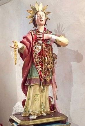 Il Maggio delle tradizioni ad Acciano (Aq). Il "Maggio di Acciano" è una delle tradizioni più affascinanti e radicate dell'Abruzzo, un evento che celebra la bellezza della primavera e il risveglio della natura. Questo antico rito popolare ha luogo ogni anno all'inizio di maggio nel piccolo borgo montano di Acciano, situato nella provincia dell'Aquila. La festa rappresenta un momento di unione e speranza per la comunità locale, un'occasione in cui si celebra la fertilità della terra e la protezione delle colture, elementi fondamentali per la vita dei residenti. L'intero paese si trasforma in un palcoscenico vivente, dove la tradizione e la cultura locale prendono vita attraverso canti, danze e riti simbolici. Nel cuore del "Maggio di Acciano" c'è il personaggio del "Maggiolano", un giovane del paese scelto per interpretare il simbolo della rinascita e della fecondità. Il Maggiolano è accompagnato da un corteo che percorre le vie del paese, portando con sé il "Maggio", un grande albero decorato con fiori colorati e nastri. Questo albero, simbolo di prosperità e abbondanza, è al centro dei festeggiamenti, attorno al quale si svolgono danze popolari, canti e giochi che coinvolgono l'intera comunità. Il corteo animato dalla vitalità dei partecipanti rappresenta un atto di gioia collettiva, che affonda le sue radici in antiche tradizioni contadine e pastorali. Le origini del "Maggio di Acciano" sono profonde e legate tanto ai riti pagani di celebrazione della primavera quanto alla religiosità popolare. La festa è anche un'occasione per onorare Santa Maria delle Grazie, la patrona del paese, con una messa solenne in sua onore. La fusione tra il sacro e il profano è uno degli aspetti più significativi di questa tradizione, che mescola il culto religioso alla celebrazione delle stagioni. Durante i festeggiamenti, la comunità esprime la propria gratitudine per la protezione divina, mentre allo stesso tempo celebra la bellezza della natura e il ritorno della vita dopo il lungo inverno. L'aspetto sociale della festa è altrettanto importante. Il "Maggio di Acciano" è un'occasione di ritrovo per le famiglie, che si riuniscono per condividere pranzi e banchetti, riscoprendo il piacere della convivialità. Le strade del paese, addobbate con fiori e decorazioni, diventano il palcoscenico di momenti di allegria collettiva, dove il cibo, la musica e le risate si intrecciano con il folklore locale. In questo clima di festa, la comunità non solo celebra la primavera, ma rafforza anche i legami sociali che la uniscono da generazioni. Oggi, il "Maggio di Acciano" rappresenta un richiamo per turisti e visitatori che desiderano scoprire un pezzo autentico della tradizione abruzzese. Nonostante le sfide moderne, questa festa è riuscita a mantenere viva l’essenza della cultura popolare del paese, continuando a offrire alle nuove generazioni e ai visitatori l’opportunità di vivere una tradizione che affonda le radici nei secoli. Il "Maggio di Acciano" è così diventato un simbolo non solo di rinnovamento agricolo, ma anche di un patrimonio culturale che continua a trasmettere valori di comunità, appartenenza e rispetto per la natura.