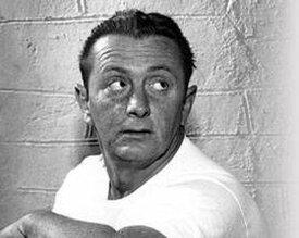John Fante, scrittore e sceneggiatore di origine abruzzese. John Fante, nato l’8 aprile 1909 a Denver, Colorado, da genitori originari di Torricella Peligna, è uno degli scrittori italoamericani più celebri del XX secolo. Figlio di un muratore emigrato dall’Abruzzo e di una madre devotamente cattolica, Fante crebbe in un ambiente modesto, dove le difficoltà della vita degli emigrati italiani negli Stati Uniti segnarono profondamente la sua sensibilità artistica. Le sue esperienze personali e familiari divennero il nucleo tematico della sua opera letteraria, che esplora con autenticità e passione le sfide, i sogni e i conflitti di una generazione di italoamericani alla ricerca di identità e dignità. Fante iniziò la sua carriera letteraria negli anni ’30, trasferendosi a Los Angeles per inseguire il sogno di diventare scrittore. Qui visse un periodo di intensa precarietà, alternando lavori umili come lavapiatti e operaio a notti passate a scrivere. Nel 1938 pubblicò il suo primo romanzo, Aspetta primavera, Bandini, che racconta la storia di una famiglia italoamericana. L’anno successivo, con Chiedi alla polvere, Fante raggiunse l’apice della sua carriera. Quest’opera, oggi considerata un capolavoro della letteratura americana, narra le vicende di Arturo Bandini, alter ego dello scrittore, in una Los Angeles cupa e polverosa, simbolo di sogni infranti e speranze ostinate. Parallelamente alla sua attività di scrittore, Fante lavorò come sceneggiatore a Hollywood, un impiego che gli garantì stabilità economica ma che lo allontanò dalla narrativa. Pur dedicandosi per decenni alla scrittura di sceneggiature per film di successo, come Full of Life, Fante non abbandonò mai la sua vena letteraria, continuando a trarre ispirazione dai ricordi dell’infanzia, dalle dinamiche familiari e dalle esperienze degli emigrati. Tuttavia, per lungo tempo, il suo lavoro rimase relegato ai margini del panorama letterario americano. Negli anni ’70, grazie all’ammirazione e al sostegno dello scrittore Charles Bukowski, l’opera di Fante conobbe una riscoperta. Bukowski, che considerava Fante il suo “dio”, contribuì a riportare in auge i suoi libri, portandoli all’attenzione di una nuova generazione di lettori. Questo rinnovato interesse consentì la pubblicazione postuma di opere come La confraternita dell’uva e Sogni di Bunker Hill, che consolidarono ulteriormente il suo posto nella letteratura americana. Fante divenne così una voce fondamentale per comprendere l’esperienza italoamericana, celebrato non solo per la sua capacità narrativa, ma anche per il coraggio con cui esplorò i lati più intimi e complessi della condizione umana. John Fante morì l’8 maggio 1983, dopo una lunga battaglia con il diabete che lo rese cieco e disabile negli ultimi anni di vita. Oggi, il suo nome è legato non solo alla sua prolifica produzione letteraria, ma anche al suo legame con le radici abruzzesi. Torricella Peligna, la terra d’origine della sua famiglia, lo celebra ogni anno con un festival letterario che ne onora l’eredità artistica e culturale. Attraverso le sue opere, Fante ha saputo raccontare con straordinaria intensità la vita degli emigrati italiani, offrendo al mondo una testimonianza unica e indimenticabile dell’animo umano.