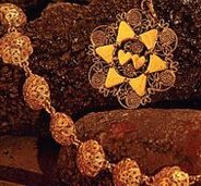 La lavorazione dell’oro e dell’argento in Abruzzo Noto per gli splendidi prodotti degli artisti medievali, come quelli di Guardiagrele e Sulmona, l’artigianato dell’oro e dell’argento conserva ancora oggi una notevole importanza in Abruzzo, soprattutto a Pescocostanzo, Scanno e Sulmona, dove si possono acquistare gioielli e filigrane di fattura tradizionale. Il gioiello tipico più celebre è la presentosa, simbolo d’amore: al centro ha due cuori intrecciati, per le donne promesse spose o maritate, un solo cuore per le ragazze.