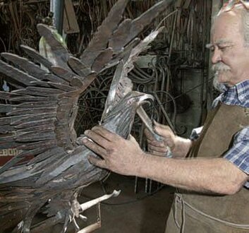 L’Artigianato Tradizionale in Abruzzo: Lavorazione del ferro battuto.. La lavorazione del ferro battuto in Abruzzo è una tradizione antica che affonda le sue radici in un sapere artigiano tramandato nel tempo con dedizione e passione. In molte zone interne della regione, soprattutto nei borghi montani, il mestiere del fabbro ha rappresentato per secoli una figura centrale nella vita comunitaria. Il ferro, materiale forte e resistente, veniva trasformato in oggetti indispensabili per la quotidianità ma anche in elementi decorativi che arricchivano case, chiese e palazzi con un tocco di eleganza sobria e autentica. La produzione artigianale comprende cancelli, ringhiere, lampadari e utensili, tutti realizzati con un’attenzione particolare alla forma, all’equilibrio e all’estetica. Ogni oggetto nasce da un processo lento e sapiente, che parte dal fuoco della forgia e si completa con la battitura e la modellazione del metallo incandescente. Le mani dell’artigiano guidano il ferro come se fosse una materia viva, imprimendo curve, spirali, motivi floreali o geometrici che conferiscono unicità e carattere a ogni creazione. La cura dei dettagli è ciò che distingue la lavorazione tradizionale del ferro battuto in Abruzzo. Non si tratta soltanto di tecnica, ma di una sensibilità maturata nel tempo, capace di fondere utilità e bellezza in modo armonioso. Le decorazioni artistiche, anche le più minute, raccontano di un rapporto profondo tra l’uomo, la materia e il paesaggio che lo circonda. In ogni pezzo si ritrovano tracce della memoria locale, della cultura popolare e di un’idea di lavoro che unisce rigore e creatività. Oggi, nonostante i cambiamenti imposti dalla modernità, questa tradizione continua a sopravvivere grazie a botteghe artigiane che resistono con orgoglio. In questi laboratori il tempo sembra rallentare, e ogni oggetto conserva l’impronta unica di chi lo ha realizzato. La lavorazione del ferro battuto in Abruzzo è così molto più di un mestiere: è un’espressione autentica di identità, una forma d’arte che parla attraverso il metallo e che continua a raccontare la storia di un territorio forgiato con pazienza, forza e bellezza. In Abruzzo, la lavorazione del ferro battuto è una delle espressioni più autentiche dell’artigianato tradizionale, capace di unire la forza della materia alla finezza del dettaglio artistico. Questo antico mestiere, praticato soprattutto nei borghi dell’entroterra, nasce da un sapere artigiano tramandato di generazione in generazione, dove l’abilità manuale e l’occhio per la bellezza convivono in perfetto equilibrio. La produzione comprende una vasta gamma di manufatti: cancelli, ringhiere, lampadari, inferriate, utensili da lavoro e oggetti decorativi. Ogni pezzo è forgiato a mano, modellando il ferro incandescente con martello e incudine, secondo tecniche tradizionali che richiedono pazienza, forza e maestria. A rendere uniche queste creazioni sono le decorazioni artistiche che impreziosiscono ogni oggetto: motivi floreali, curve armoniose, elementi geometrici e simboli ispirati alla natura o alla spiritualità popolare. Ciò che distingue il ferro battuto abruzzese è la cura del dettaglio, la capacità di trasformare un materiale rigido in forme leggere e sinuose. Questa attenzione minuziosa non è solo estetica, ma rappresenta un vero linguaggio artigiano, in cui ogni curva, nodo o intreccio racconta un frammento di cultura e identità territoriale. Il risultato è un’arte “dura” solo in apparenza, che sa trasmettere emozione, calore e senso del tempo. Ancora oggi, in alcune botteghe artigiane d’Abruzzo, è possibile assistere a questo straordinario processo creativo. Qui il fuoco della forgia arde come un tempo, e le mani esperte degli artigiani continuano a dare forma al ferro con rispetto e passione. In un mondo sempre più standardizzato, la lavorazione del ferro battuto rappresenta una resistenza poetica alla perdita della manualità, e un legame vivo con la storia e l’anima del territorio.