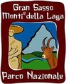 Il Parco Nazionale del Gran Sasso e dei Monti della Laga è uno dei più vasti e suggestivi d’Abruzzo, caratterizzato da paesaggi montani di grande bellezza e da una biodiversità straordinaria. Al centro del parco si erge il massiccio del Gran Sasso, con il Corno Grande che raggiunge i 2.912 metri, la vetta più alta degli Appennini, mentre i Monti della Laga, meno conosciuti ma altrettanto affascinanti, si distinguono per le abbondanti acque che rendono i loro ambienti particolarmente rigogliosi, soprattutto in primavera. Questi territori offrono una varietà di ambienti naturali, dalle alte pareti rocciose alle vaste praterie d’alta quota, fino a foreste fitte e canyon profondi, che insieme costituiscono un ecosistema di grande valore. Il parco rappresenta un luogo ideale per gli amanti della natura e degli sport all’aria aperta, con numerosi sentieri per escursioni, alpinismo e attività invernali come lo sci. La fauna è ricca e in ripresa, grazie anche agli sforzi di tutela e conservazione, e comprende specie emblematiche come il camoscio d’Abruzzo, l’aquila reale e il lupo appenninico. Il Parco Nazionale del Gran Sasso e dei Monti della Laga non è solo un’oasi naturale, ma anche un territorio ricco di tradizioni, storia e cultura, che si intrecciano con la bellezza del paesaggio e la vitalità delle comunità locali.