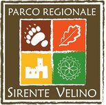 Il Parco Regionale del Sirente-Velino si estende in una zona montuosa di grande fascino, facilmente raggiungibile da Roma e dal resto dell’Abruzzo. Le sue cime più alte, come il Velino e il Sirente, sono caratterizzate da pareti rocciose imponenti e ghiaioni ricchi di specie botaniche rare, che rendono il territorio un vero paradiso per gli escursionisti e gli amanti della natura. In inverno, queste montagne sono apprezzate anche dagli sciatori grazie alle piste di Ovindoli e Campo Felice, mentre in tutte le stagioni offrono paesaggi suggestivi e un ambiente naturale ancora molto integro. Oltre alla ricchezza ambientale, il parco conserva testimonianze storiche importanti che raccontano la lunga presenza umana in questi luoghi. Torri, castelli, borghi medievali, conventi e chiese rurali punteggiano il territorio, permettendo ai visitatori di immergersi non solo nella natura ma anche nella storia e nella cultura locale. Il Parco Regionale del Sirente-Velino rappresenta così un equilibrio tra natura e patrimonio culturale, offrendo un’esperienza completa che unisce scoperta, avventura e riflessione.