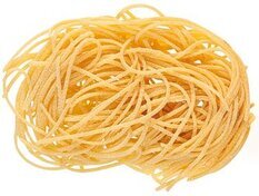 I maccheroni alla chitarra. Come preparare I maccheroni alla chitarra. Sulla spianatoia, disponete la farina aperta a fontana, sgusciatevi le uova, poi impastate fino ad ottenere un composto liscio e sodo, da lasciar riposare per almeno un’ora, ricoperto. Riprendete l’impasto, assottigliatelo con il matterello dello spessore di mezzo cm; ora, serve la chitarra, lo strumento di legno a forma rettangolare, sul quale tendono numerosi fili di acciaio, sopra cui viene distesa la pasta. Ecco è importante che lo spessore della pasta sia uguale alla distanza tra le corde metalliche; difatti, tagliata la pasta a riquadri grandi quanto l’attrezzo, disponetela sopra le corde metalliche, con un matterellino premete la sfoglia e questa cadrà tagliata a listarelle quadre, come dire “spaghetti alla chitarra” (passati tramite le corde).Una volta confezionati, lasciateli asciugare sopra il tagliere leggermente infarinato. In un tegame di terracotta mettete a soffriggere nell’olio il pesto di pancetta, di seguito unite il trito di aglio, il prezzemolo e il peperoncino; dopo aver mescolato il tutto, calate le carni, tutte in un pezzo unico, quindi rigiratele per rosolarle uniformemente, versate il vino e fatelo evaporare, poi aggiungete il passato di pomodoro; regolate di sale e lasciate cuocere adagio, per almeno 3 ore, a tegame coperto. Ogni tanto date un’ occhiata perché la carne non asciughi troppo, ovviando con sorsi di brodo. Lessate in abbondante acqua salata i maccheroni; scolateli cotti al dente, conditeli con il sugo di cottura delle carni e portateli in tavola, accompagnati dal formaggio grattugiato e da un ottimo Montepulciano d’Abruzzo.