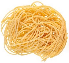 Come preparare I maccheroni alla chitarra. Sulla spianatoia, disponete la farina aperta a fontana, sgusciatevi le uova, poi impastate fino ad ottenere un composto liscio e sodo, da lasciar riposare per almeno un’ora, ricoperto. Riprendete l’impasto, assottigliatelo con il matterello dello spessore di mezzo cm; ora, serve la chitarra, lo strumento di legno a forma rettangolare, sul quale tendono numerosi fili di acciaio, sopra cui viene distesa la pasta. Ecco è importante che lo spessore della pasta sia uguale alla distanza tra le corde metalliche; difatti, tagliata la pasta a riquadri grandi quanto l’attrezzo, disponetela sopra le corde metalliche, con un matterellino premete la sfoglia e questa cadrà tagliata a listarelle quadre, come dire “spaghetti alla chitarra” (passati tramite le corde).Una volta confezionati, lasciateli asciugare sopra il tagliere leggermente infarinato. In un tegame di terracotta mettete a soffriggere nell’olio il pesto di pancetta, di seguito unite il trito di aglio, il prezzemolo e il peperoncino; dopo aver mescolato il tutto, calate le carni, tutte in un pezzo unico, quindi rigiratele per rosolarle uniformemente, versate il vino e fatelo evaporare, poi aggiungete il passato di pomodoro; regolate di sale e lasciate cuocere adagio, per almeno 3 ore, a tegame coperto. Ogni tanto date un’ occhiata perché la carne non asciughi troppo, ovviando con sorsi di brodo. Lessate in abbondante acqua salata i maccheroni; scolateli cotti al dente, conditeli con il sugo di cottura delle carni e portateli in tavola, accompagnati dal formaggio grattugiato e da un ottimo Montepulciano d’Abruzzo.