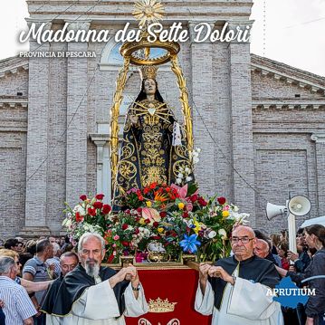 La Festa della Madonna dei Sette Dolori a Pescara Colli (Pe). La Festa della Madonna dei Sette Dolori a Pescara Colli è una delle celebrazioni più sentite della tradizione popolare abruzzese, un evento che unisce fede, devozione e folclore. Ogni anno, nei primi giorni di giugno, il santuario dedicato alla Vergine Addolorata diventa il cuore pulsante della comunità, accogliendo fedeli provenienti da tutta la provincia di Pescara e oltre. La festa è un momento di incontro tra spiritualità e cultura locale, dove le antiche usanze si intrecciano con la partecipazione di intere famiglie, perpetuando un legame profondo con la storia e l’identità del territorio. Le celebrazioni religiose rappresentano il fulcro della festa, con la solenne processione in cui la statua della Madonna, adornata di fiori e portata in spalla dai devoti, percorre le vie del quartiere tra preghiere e canti. Questo gesto simbolico richiama la sofferenza e la compassione della Vergine, rendendo visibile l’affetto e la devozione che la comunità nutre nei suoi confronti. La messa solenne, accompagnata da cori e dalla presenza delle confraternite, rafforza il senso di appartenenza e di spiritualità che anima ogni partecipante. Oltre alla componente religiosa, la festa è anche un'occasione per celebrare le tradizioni folcloristiche locali. Le strade si riempiono di bancarelle che offrono prodotti tipici abruzzesi, dolci tradizionali e oggetti sacri, creando un’atmosfera vivace e coinvolgente. Non mancano spettacoli musicali, esibizioni di gruppi folk e rappresentazioni teatrali che rievocano momenti storici della comunità, rendendo la festa un vero e proprio patrimonio culturale da tramandare alle future generazioni. Un elemento distintivo della festa è la forte partecipazione popolare, che testimonia il legame indissolubile tra la comunità e la Madonna dei Sette Dolori. Ogni famiglia, sin dalle generazioni passate, ha contribuito a mantenere viva questa tradizione, trasmettendo ai più giovani il senso di appartenenza e il valore della devozione. La festa diventa così un’occasione non solo per esprimere la propria fede, ma anche per rafforzare i legami sociali e familiari in un clima di condivisione e gioia. La Festa della Madonna dei Sette Dolori rappresenta, dunque, un momento unico di fusione tra sacro e profano, tra memoria e rinnovamento. È un’occasione in cui la comunità si ritrova per onorare la propria storia, riaffermare le proprie radici e celebrare insieme la fede e la cultura. Attraverso questa tradizione, Pescara Colli rinnova ogni anno un’identità collettiva che, pur evolvendosi nel tempo, continua a essere un punto di riferimento per chiunque voglia sentirsi parte di un’eredità spirituale e culturale senza tempo.